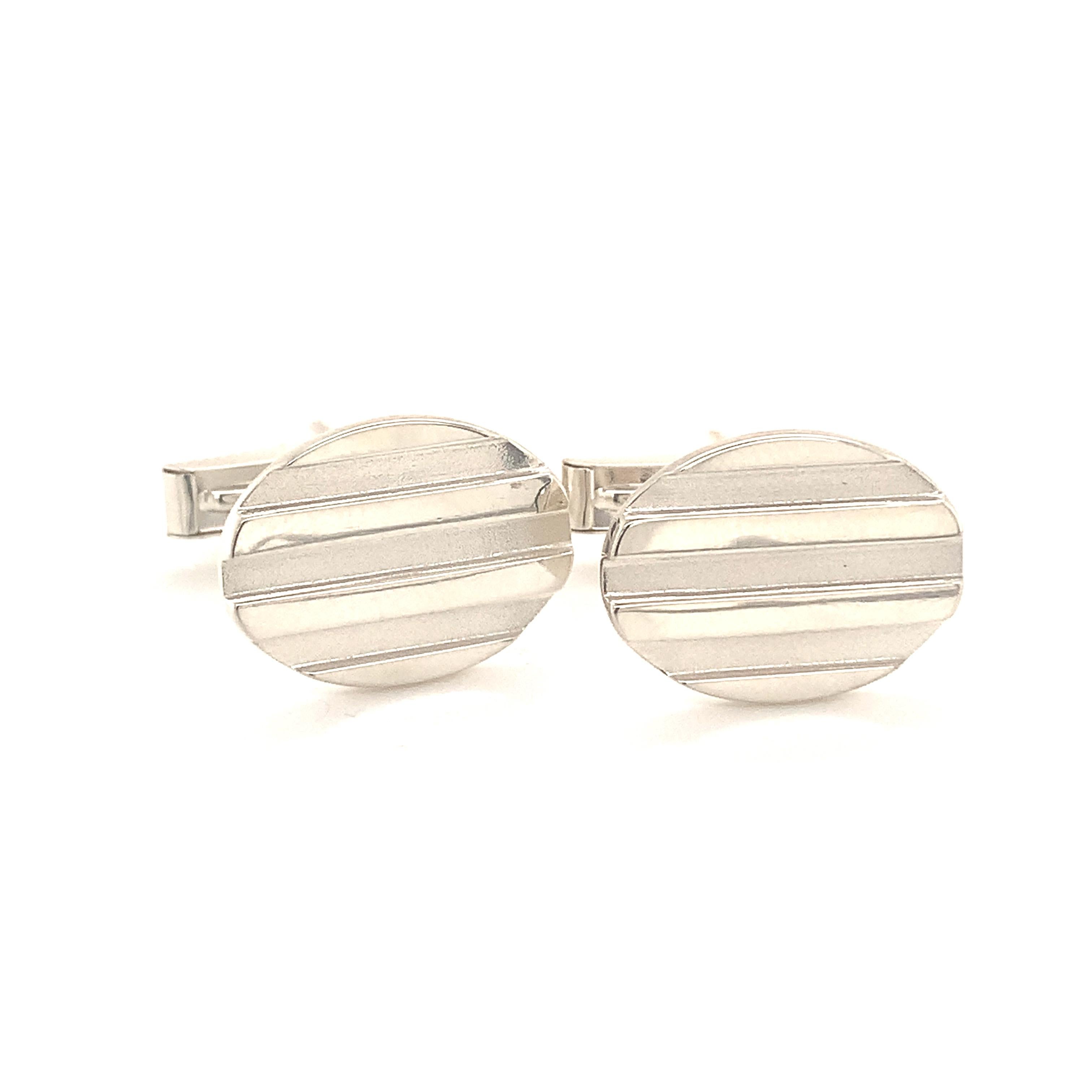 Tiffany & Co. Cufflinks Sterling Silver 925 10.8 Grams TIF26

With a weight of 10.8 grams

100% authentic guaranteed

Newly polished and looks like-new condition

We have taken many pictures at different angles for you to see how fabulous the
