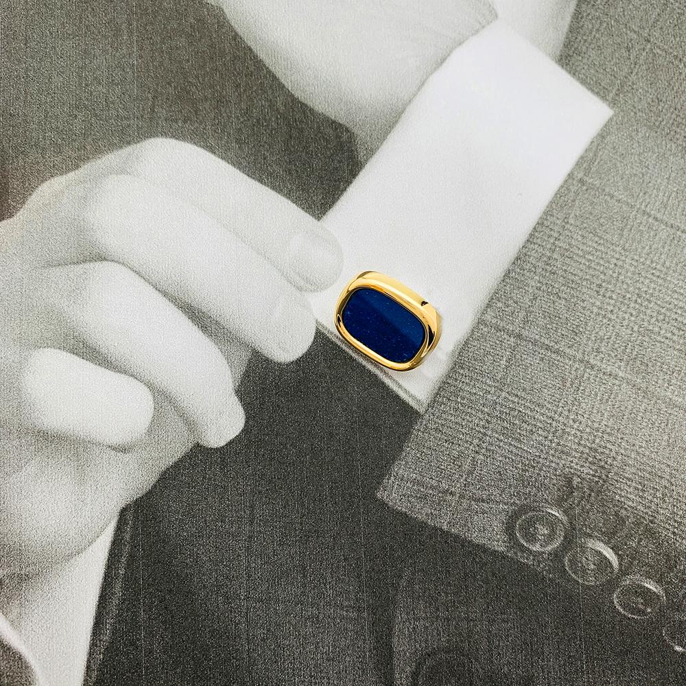 Tiffany & Co. Square Oval Shirt Cuffs 18k Yellow Gold Lapis Lazuli Blue, 1970s In Excellent Condition For Sale In Paris, IDF
