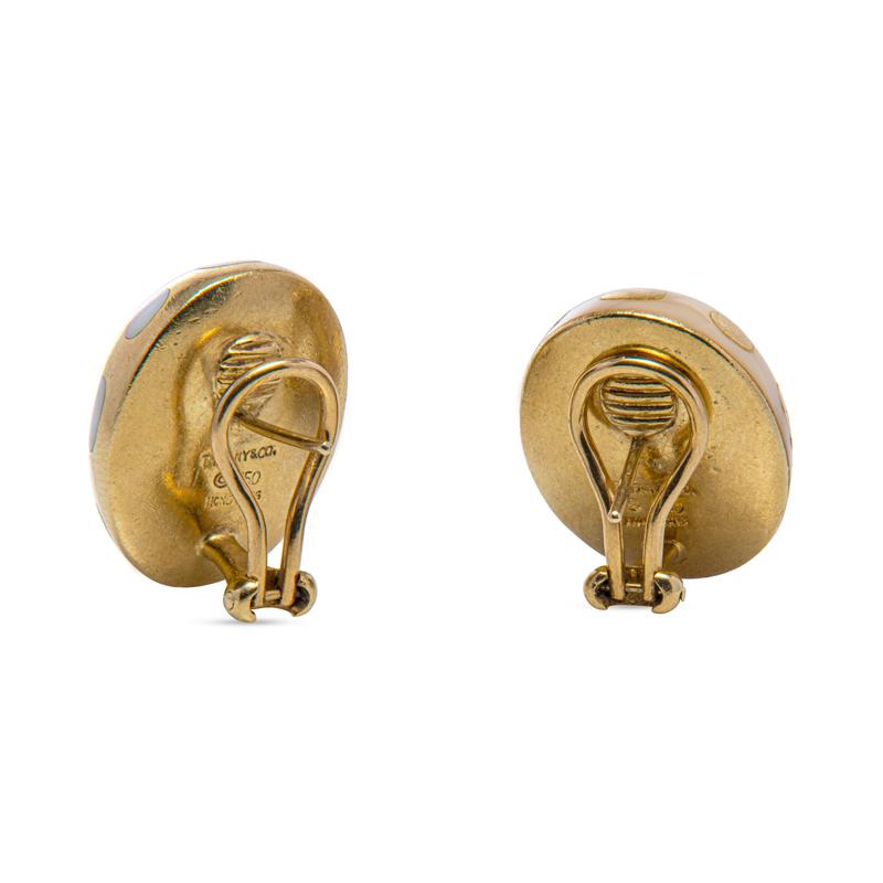 Diese einzigartigen und seltenen Ohrringe von Tiffany & Co. von Angela Cummings sind mit Perlmutt- und Goldintarsien in einem positiv-negativen Design in 18 Karat Gelbgold gefasst. Pfosten mit Clip auf der Rückseite. Es handelt sich um ein sehr