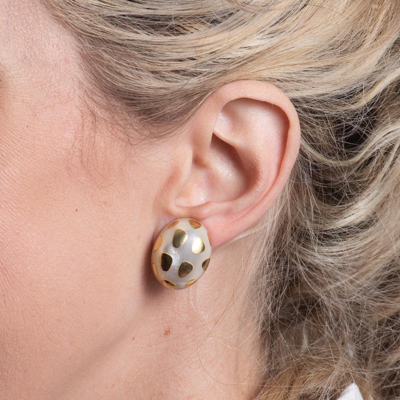 Tiffany & Co. Cummings Perlmutt & Gold Positive Negative Design Ohrringe für Damen oder Herren im Angebot