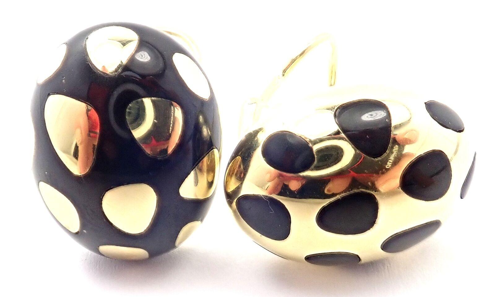 18k Yellow Gold Black Jade Positive And Negative Earrings by Angela Cummings for Tiffany & Co.
With Black Jade Inlay.
These earrings are for pierced ears.
Details:
Weight: 22.7 grams
Measurements: 23mm x 18mm
Stamped Hallmarks: T& Co 18kt
*Free