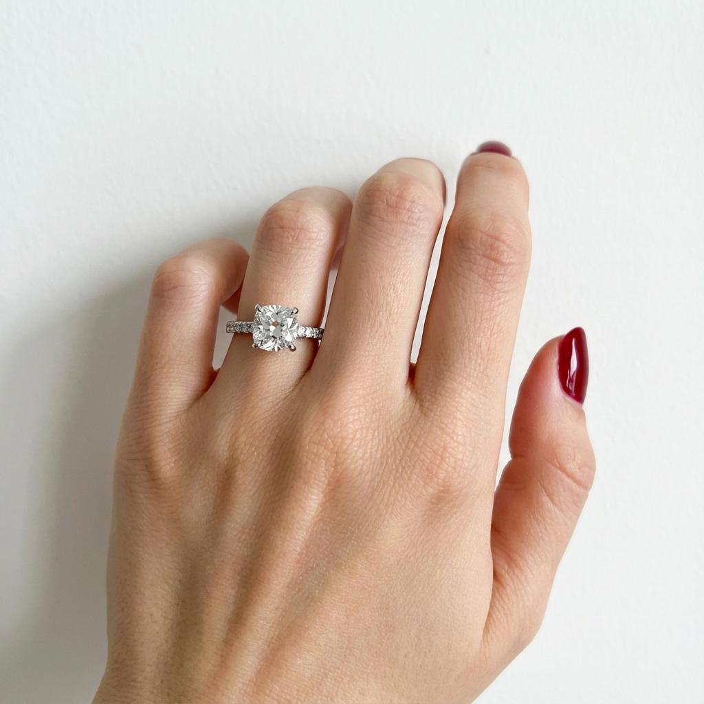 Contemporaneo Tiffany & Co. Anello di fidanzamento con diamante a cuscino Brilliante da 1,30 carati di colore F VVS1 in vendita