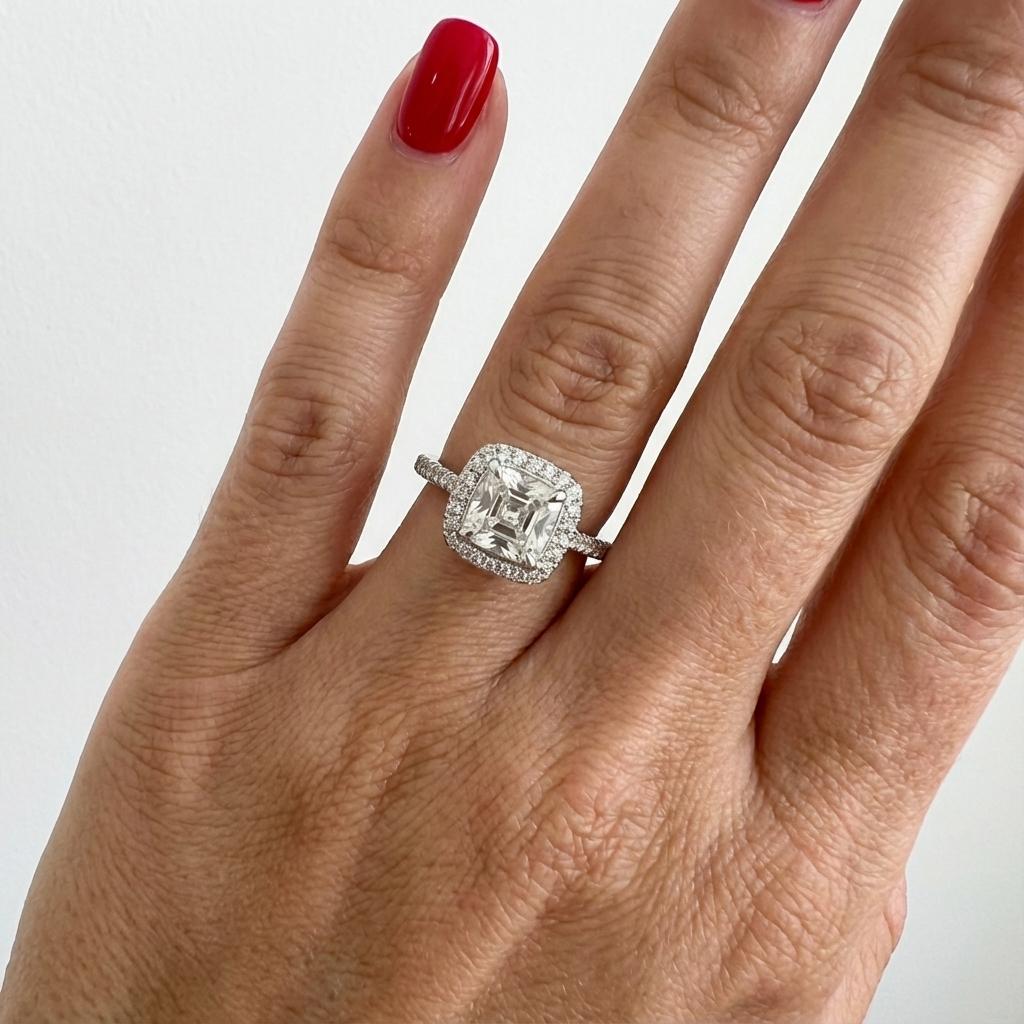 Qui viene presentato un anello di fidanzamento in platino di Tiffany & Co. molto raffinato e desiderabile, con un diamante Brilliante Modificato a Cuscino da 1,60 carati, certificato di colore D e purezza VS1, il grado di colore più raro combinato