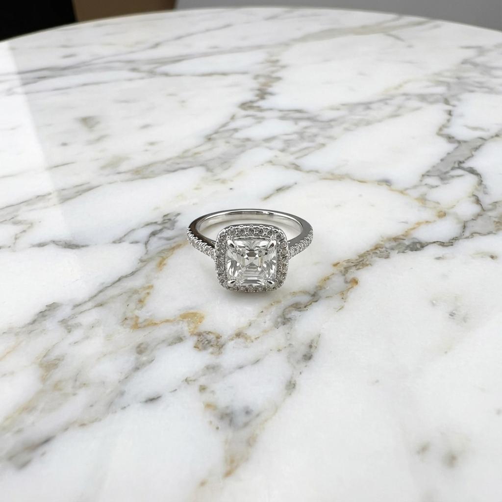 Moderno Tiffany & Co. Anello di fidanzamento con Brilliante Modificato a Cuscino in vendita