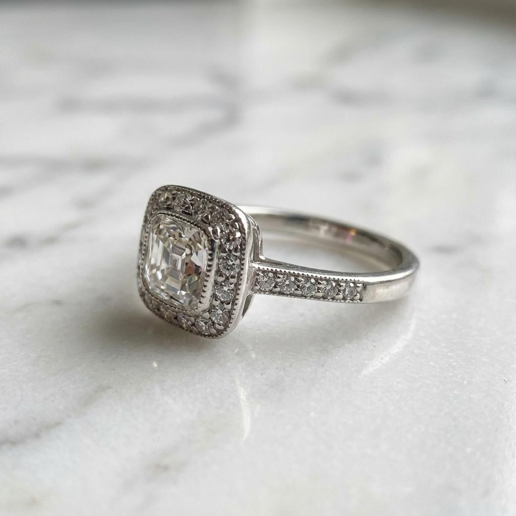 Taglio a goccia Tiffany & Co. Anello di fidanzamento con Brilliante Modificato a Cuscino in vendita