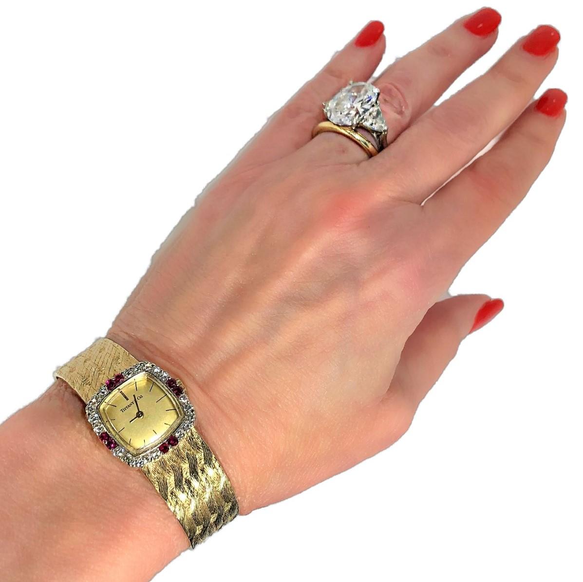 Tiffany & Co. Montre à lunette en or jaune avec diamants et rubis en forme de coussin en vente 5