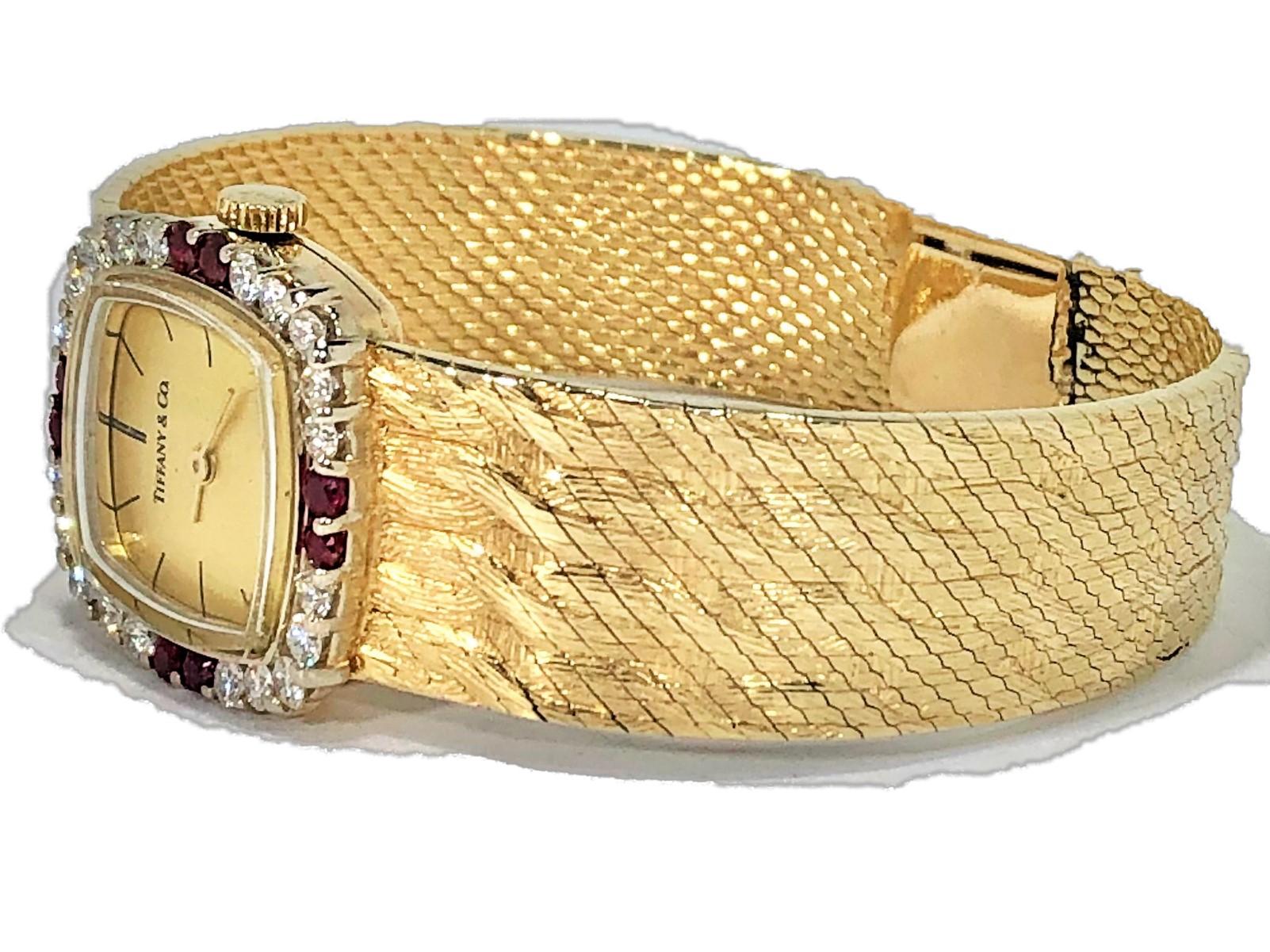 Tiffany & Co. Uhr aus Gelbgold mit kissenförmiger Diamant- und Rubin-Lünette in Gelbgold (Brillantschliff) im Angebot