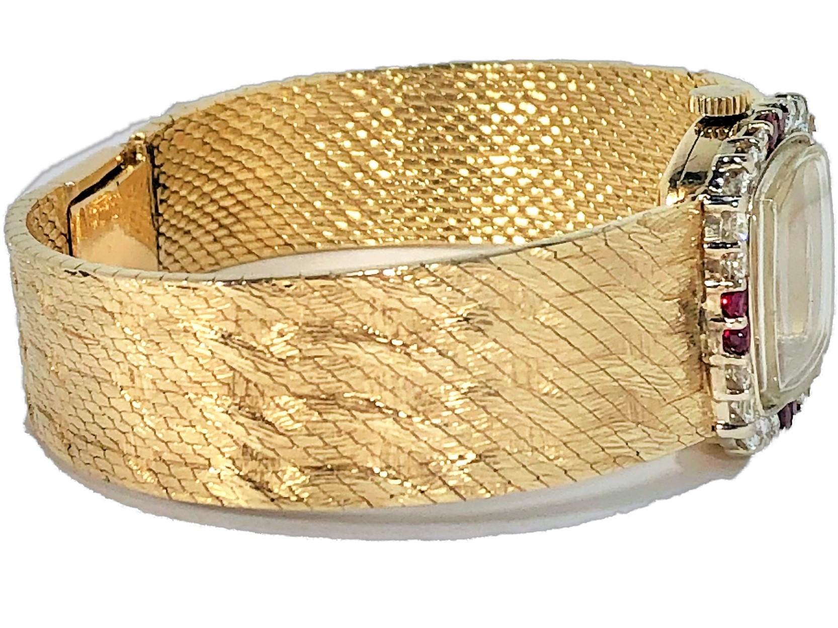 Taille brillant Tiffany & Co. Montre à lunette en or jaune avec diamants et rubis en forme de coussin en vente