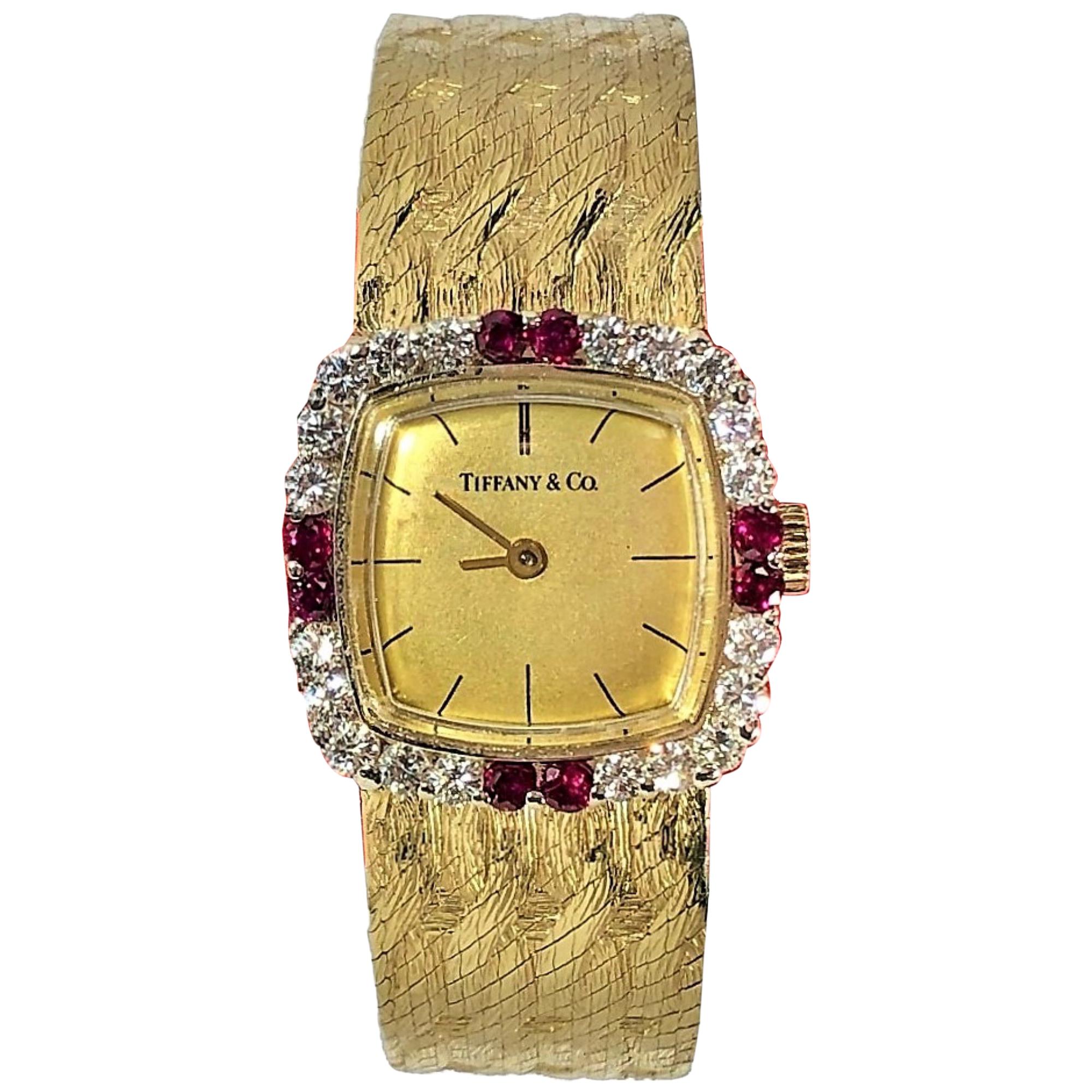 Tiffany & Co. Uhr aus Gelbgold mit kissenförmiger Diamant- und Rubin-Lünette in Gelbgold im Angebot