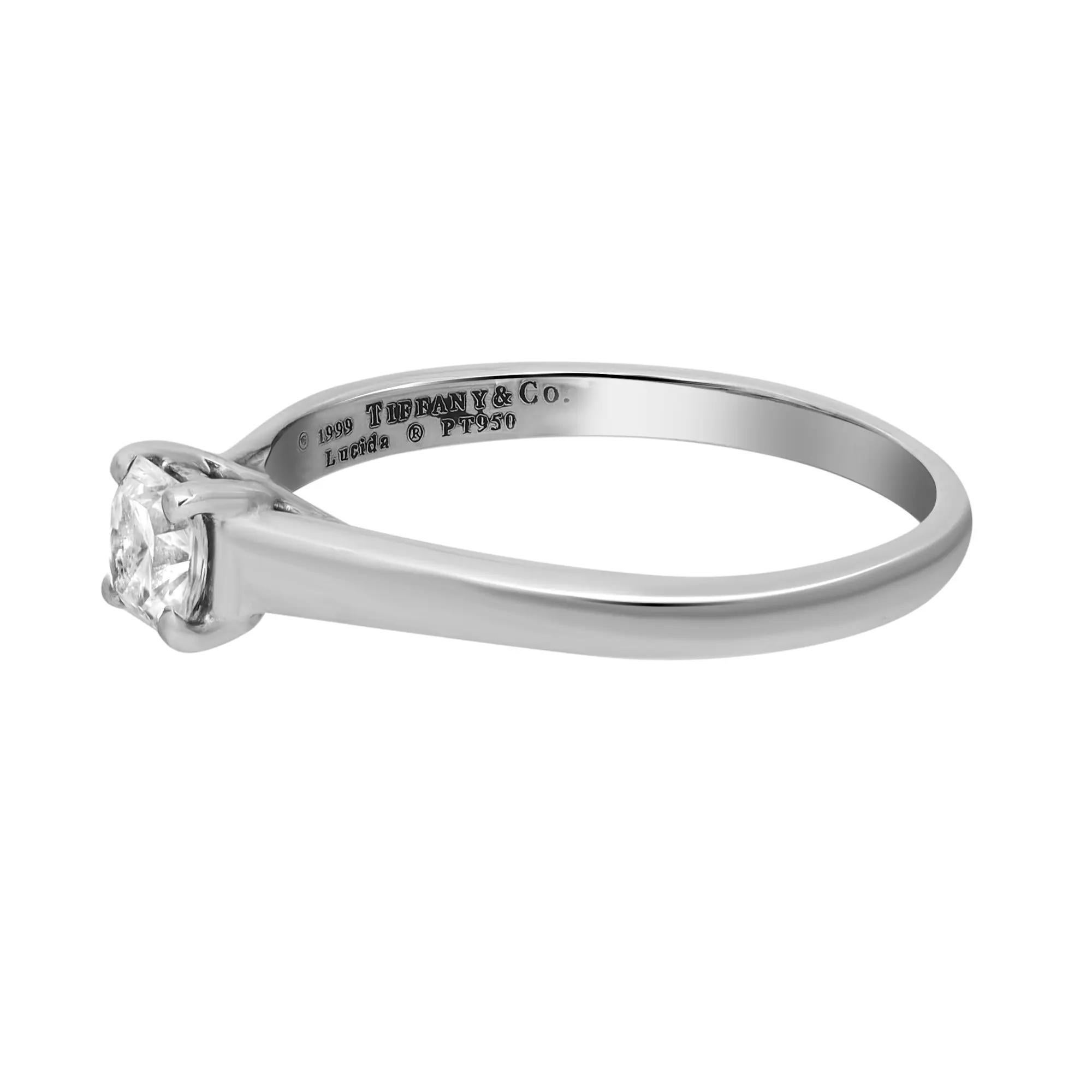 Questo è un classico anello di fidanzamento solitario di Tiffany & Co. con un diamante naturale incastonato in un brillante platino. L'anello presenta un diamante naturale quadrato da 0,48 carati, incastonato in un solco, con colore 