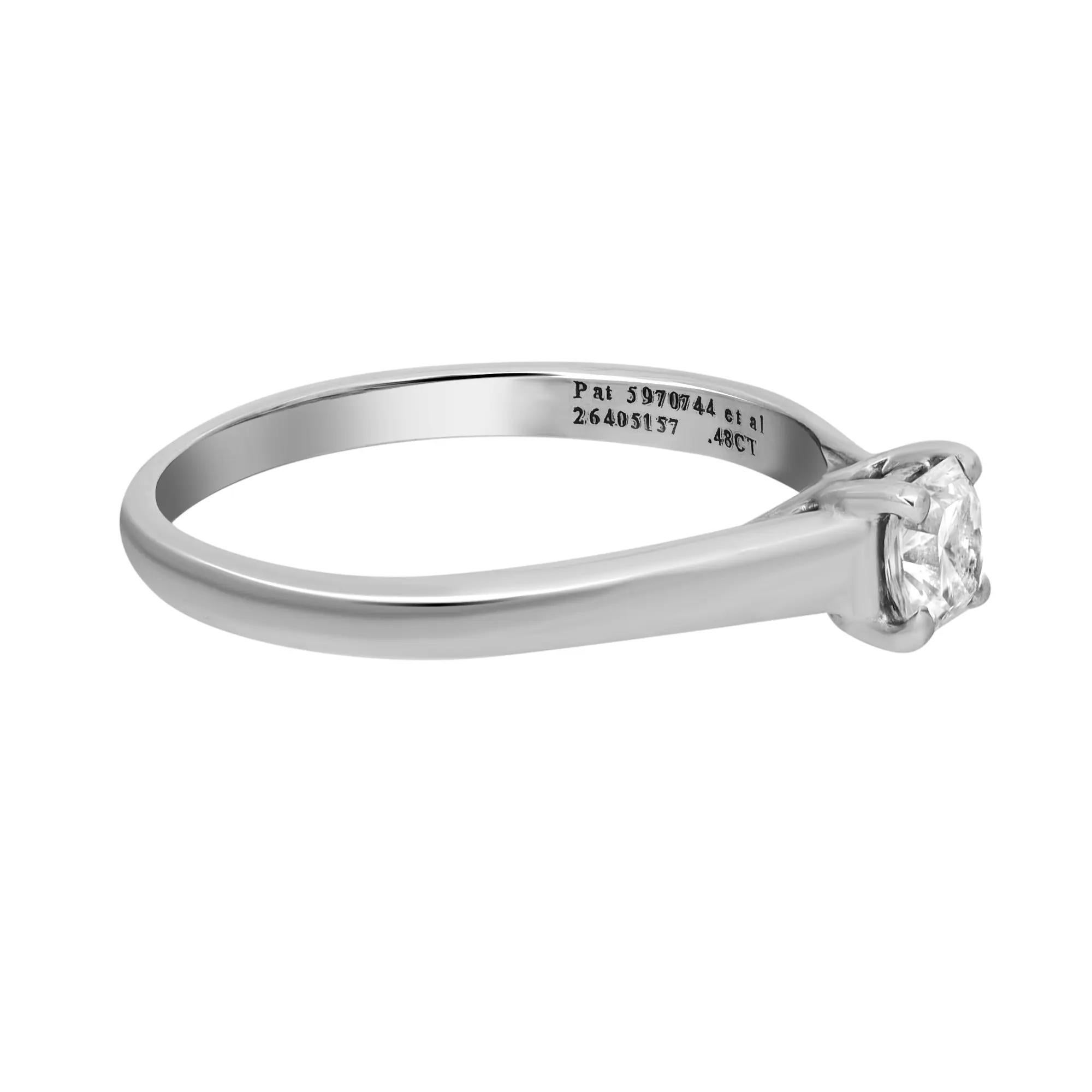 Moderno Tiffany & Co. Anello di fidanzamento con diamante quadrato tagliato ad angolo in platino 0,48 carati SZ 9 in vendita
