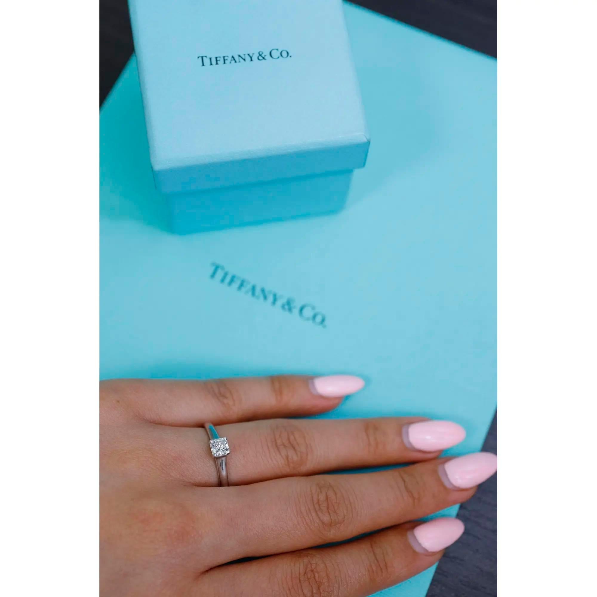 Donna Tiffany & Co. Anello di fidanzamento con diamante quadrato tagliato ad angolo in platino 0,48 carati SZ 9 in vendita