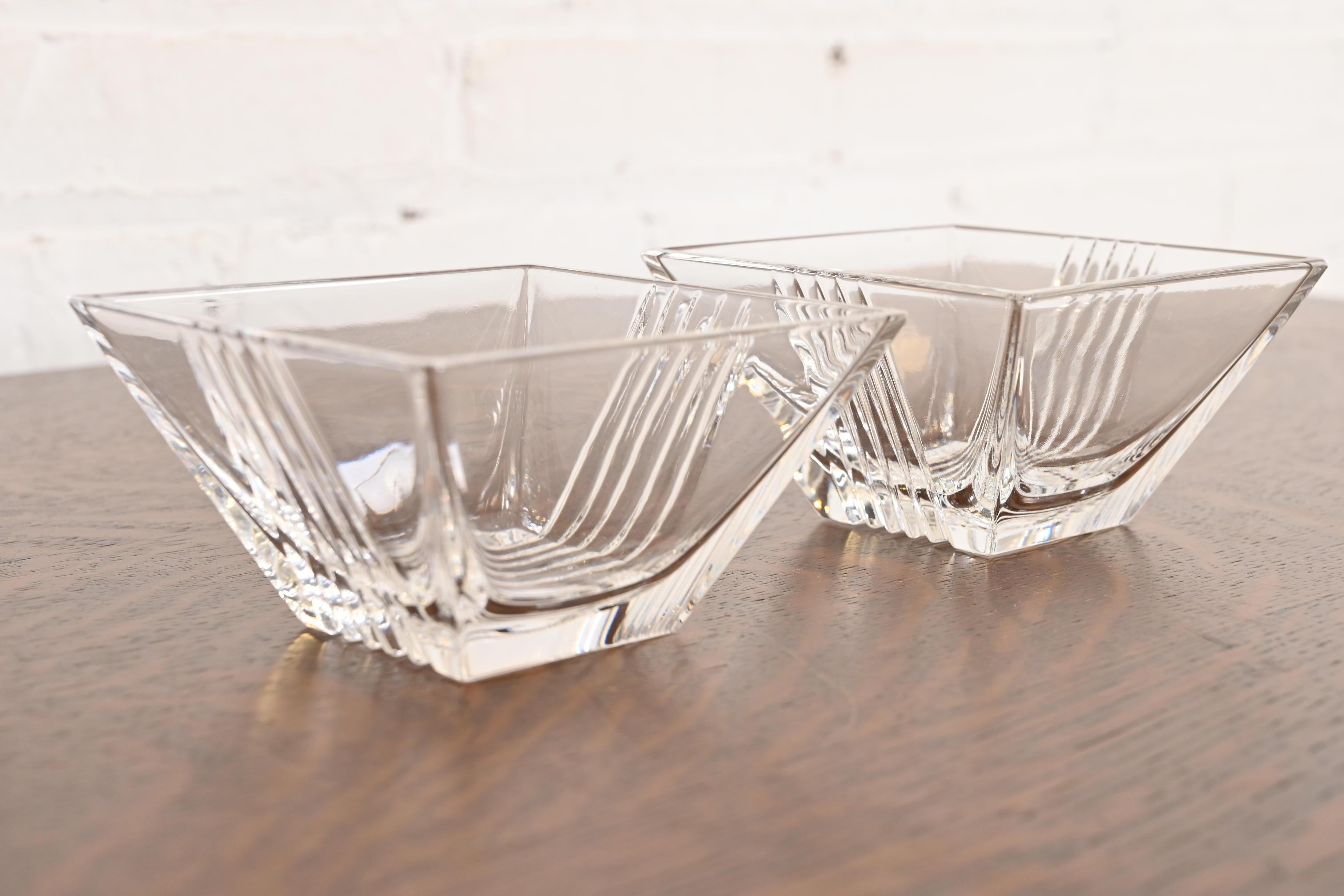 Une magnifique paire de bols à goûter en cristal taillé

Par Tiffany & Co. (signé à la base)

États-Unis, fin du 20e siècle

Chacune mesure : 4,38 