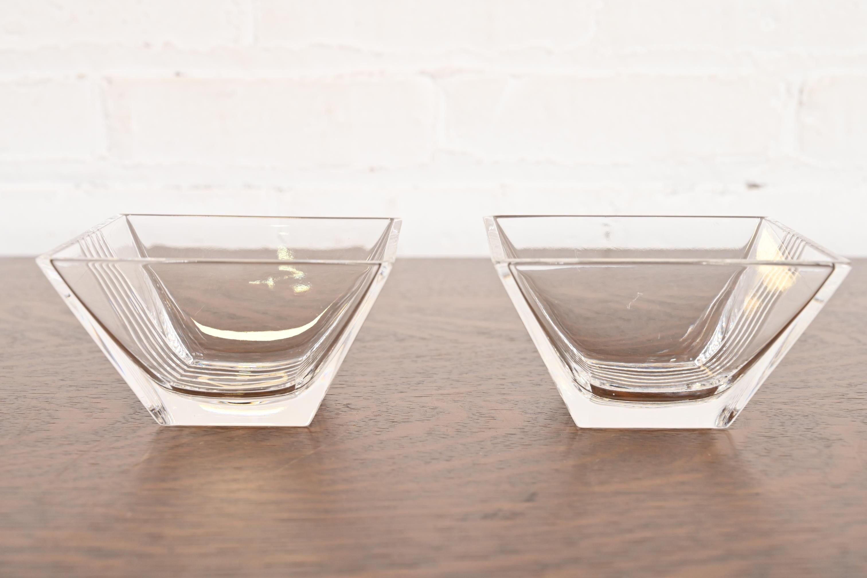 Américain Tiffany & Co. Bols à collation en cristal taillé, paire en vente