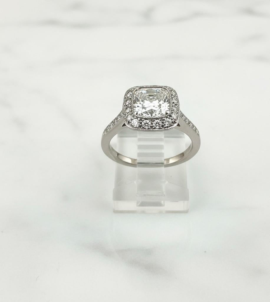 Cette exquise bague de fiançailles Tiffany & Co. est ornée d'un superbe diamant coussin modifié de 1,60 carat de couleur D et de pureté VS1 exceptionnelles, offrant une brillance et une pureté remarquables. Le diamant est gracieusement serti dans un