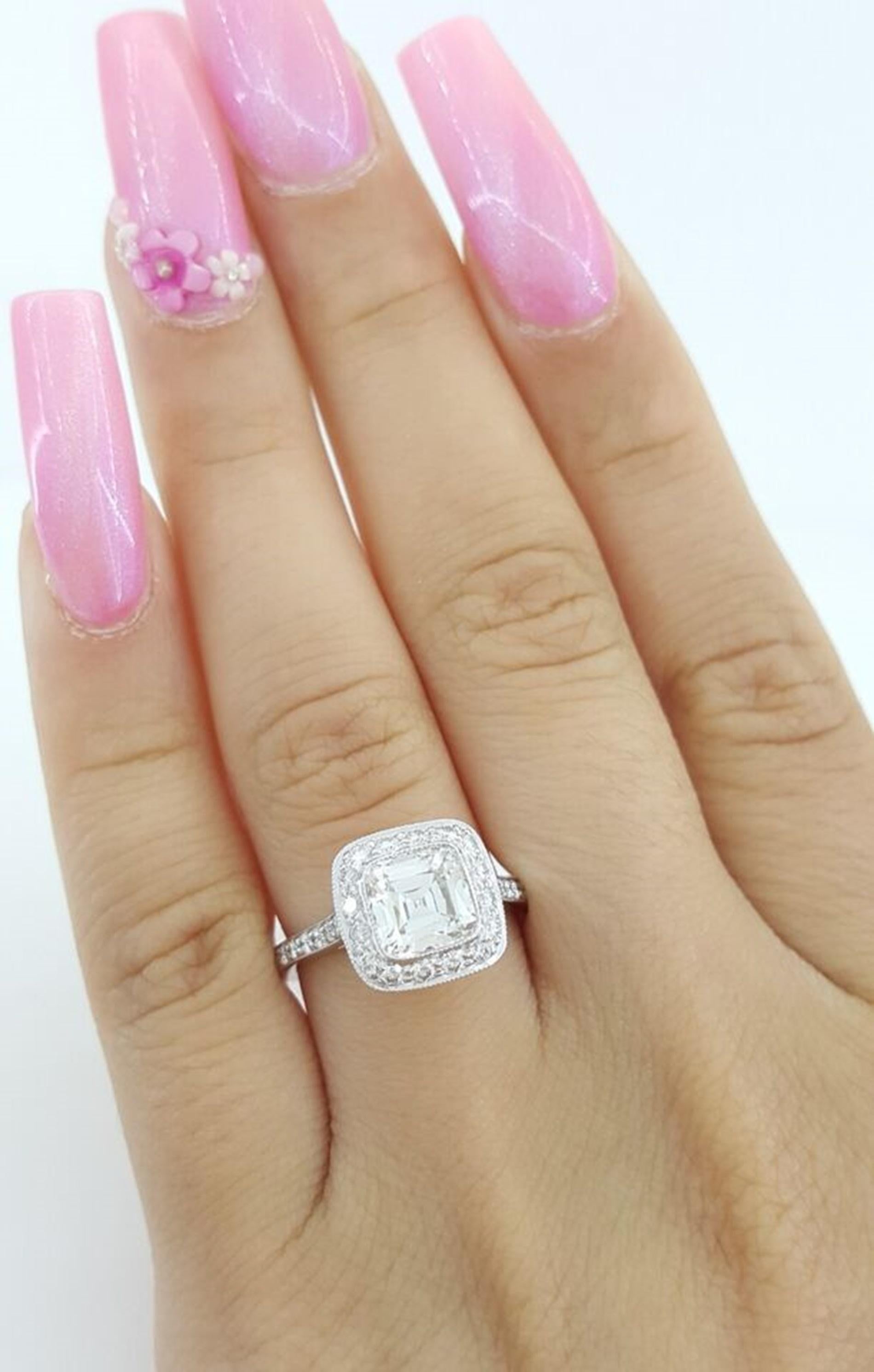 Tiffany & Co. Bague de fiançailles en platine avec diamant coussin de couleur D en vente 1