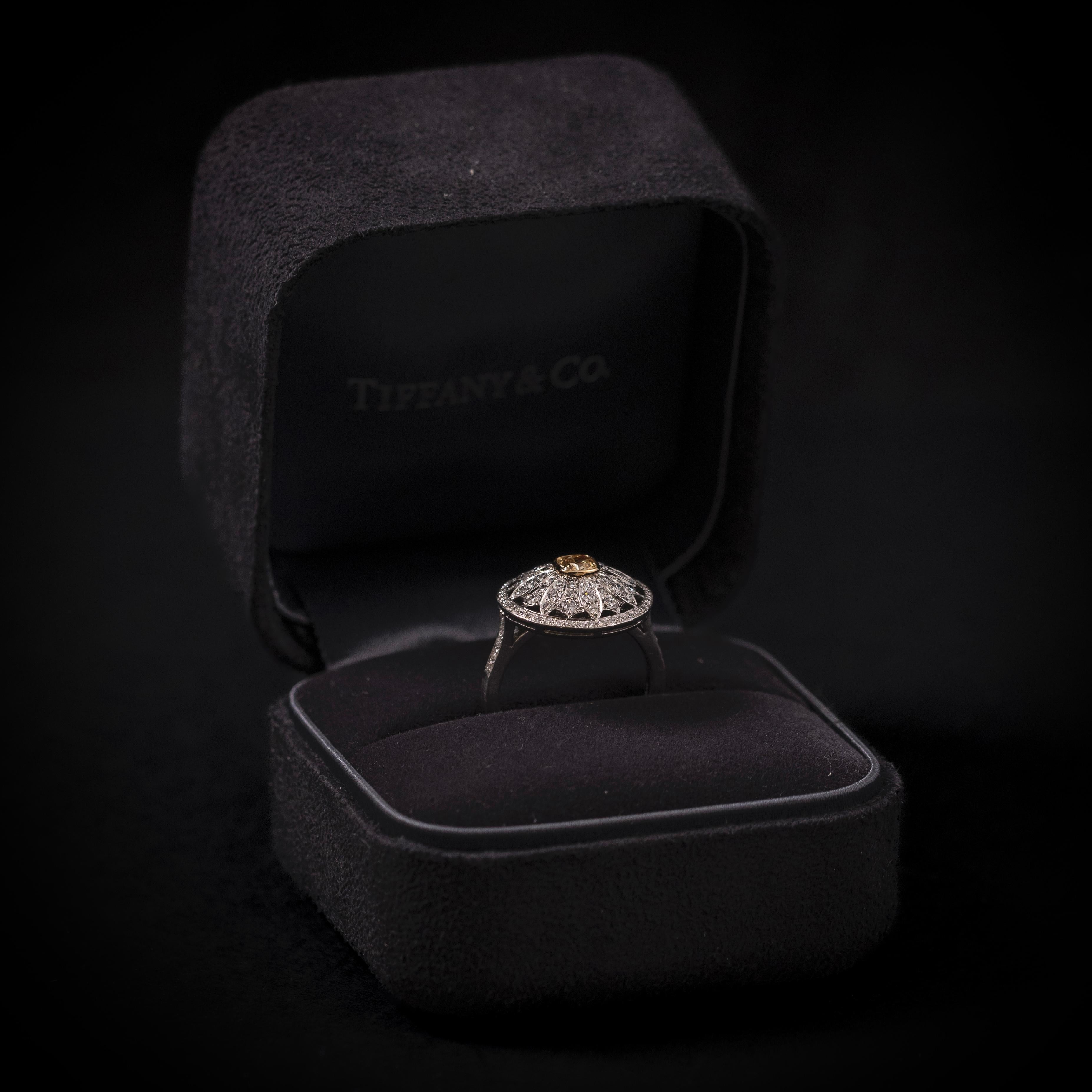 Contemporaneo Tiffany & Co. Daisy Cushion Yellow Diamond Flower Cocktail Ring in oro platino in vendita