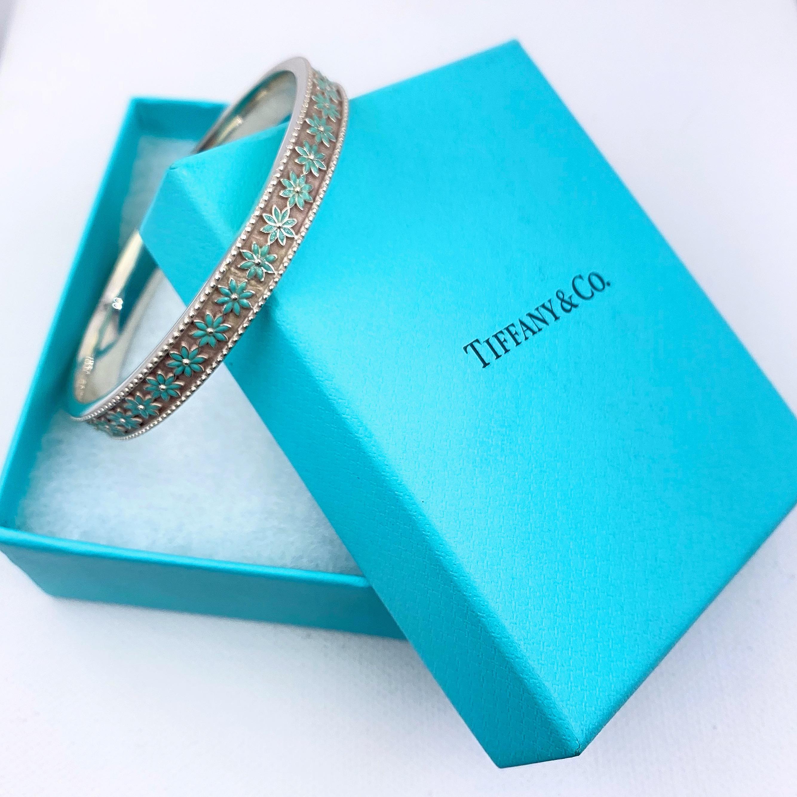 Tiffany & Co. Daisy Flower Bangle Bracelet
Style:  Daisy Flower Bangle
Metal:  Blue Enamel with Sterling Silver
Size:  Large - 8.5 inches inside circumference - 2.5 inches diameter
Width:  1/2 width ( 12 MM )
Hallmark:  ©TIFFANY&CO.AG925
Includes: 