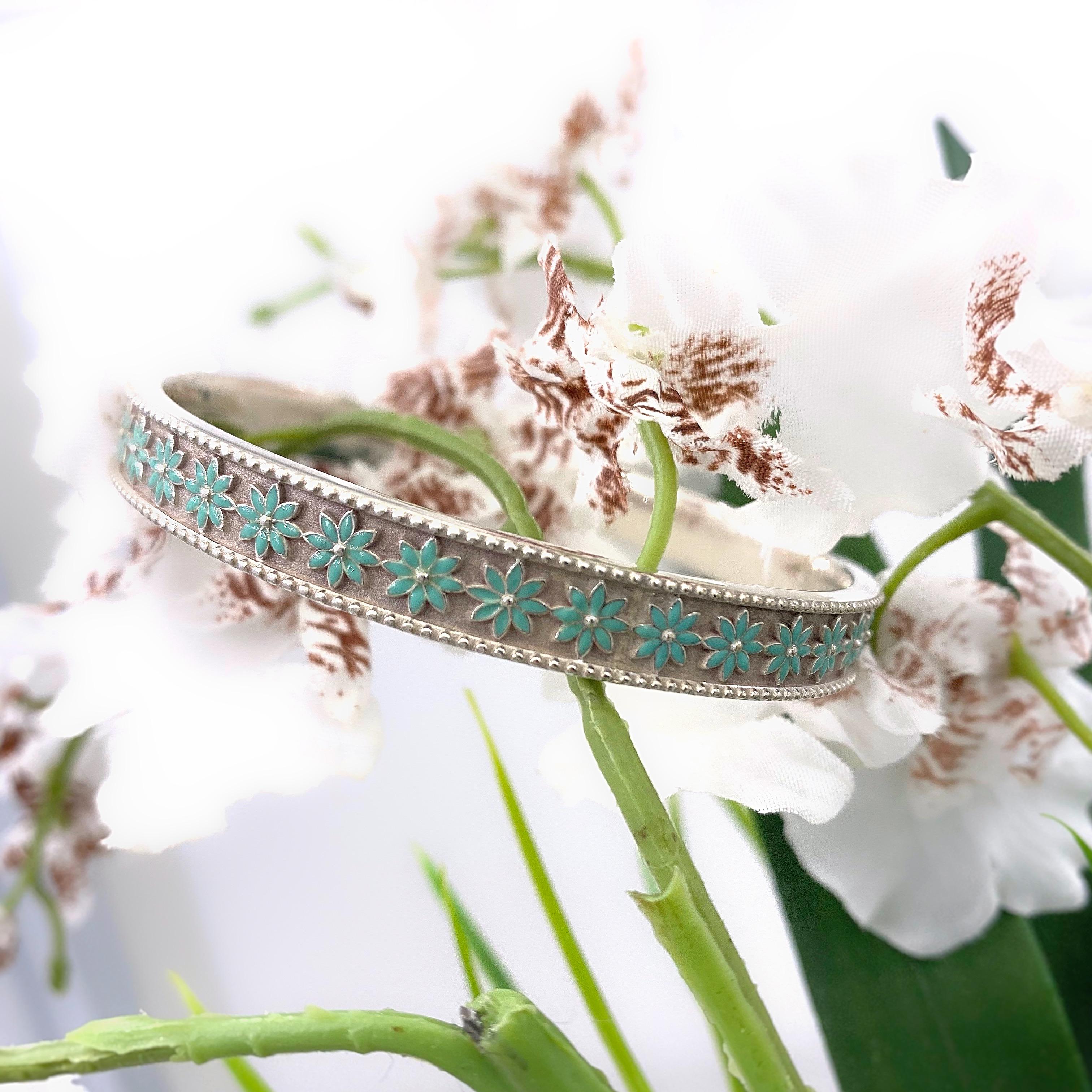 Tiffany & Co. Daisy Flower Blue Enamel Bangle Bracelet in Sterling Silver In Excellent Condition In San Diego, CA