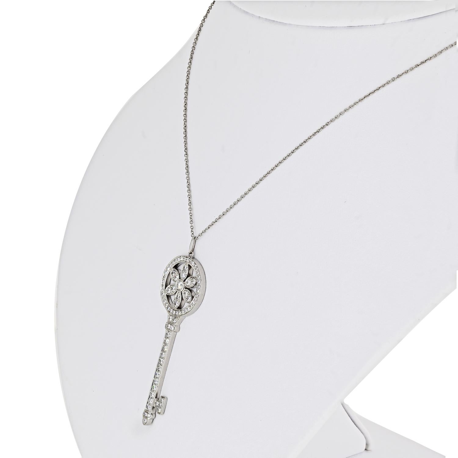 Fari brillanti di ottimismo e speranza, le chiavi Tiffany sono simboli radiosi di un futuro luminoso. Con diamanti incastonati, questo affascinante ciondolo illumina il viso.

Platino con diamanti tondi taglio brillante
Lunghezza 2.25
Peso totale