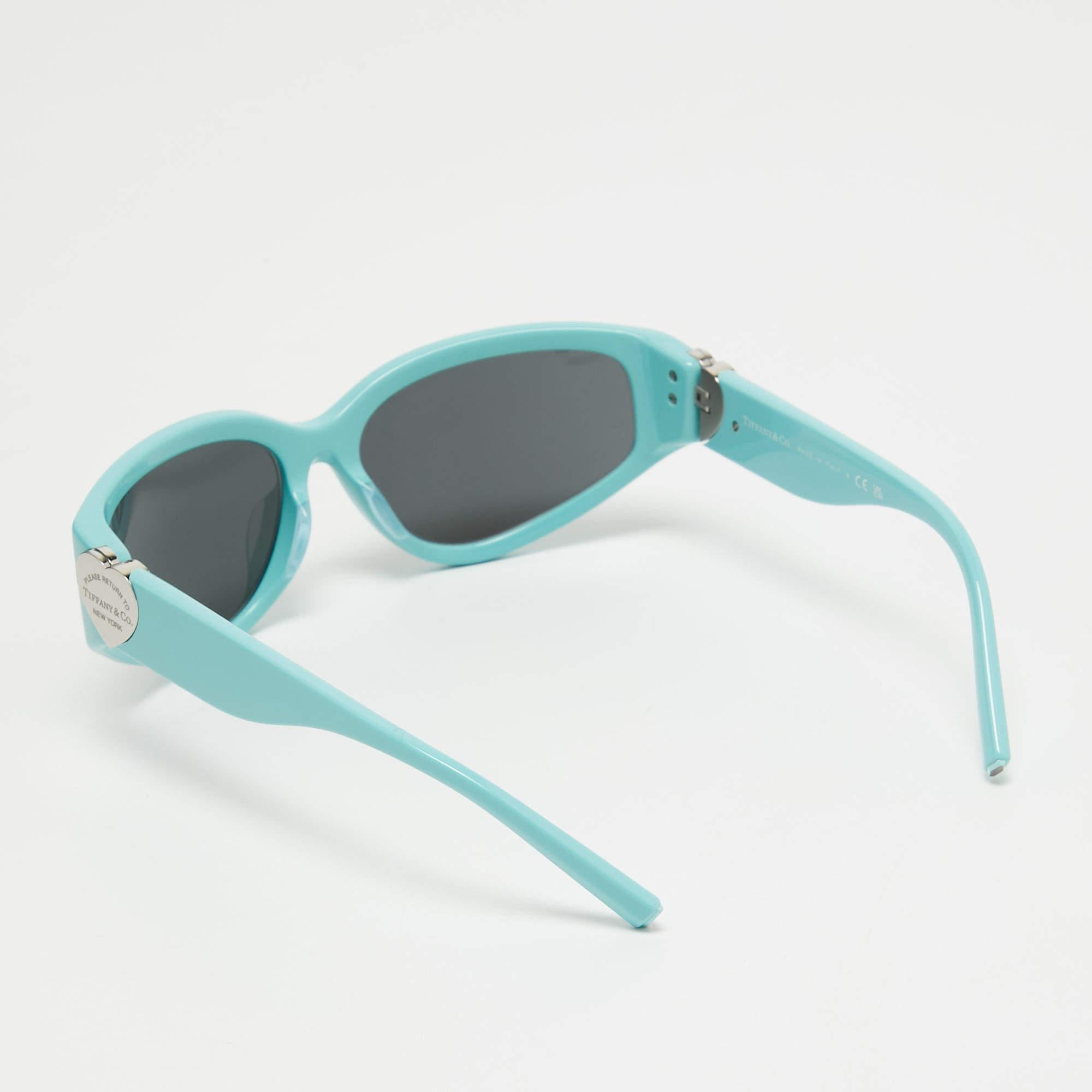 Eine auffällige Sonnenbrille von Tiffany & Co. ist mit Sicherheit ein wertvoller Kauf. Mit ihrem trendigen Rahmen und den augenschonenden Gläsern ist die Sonnenbrille ideal für den ganzen Tag.

