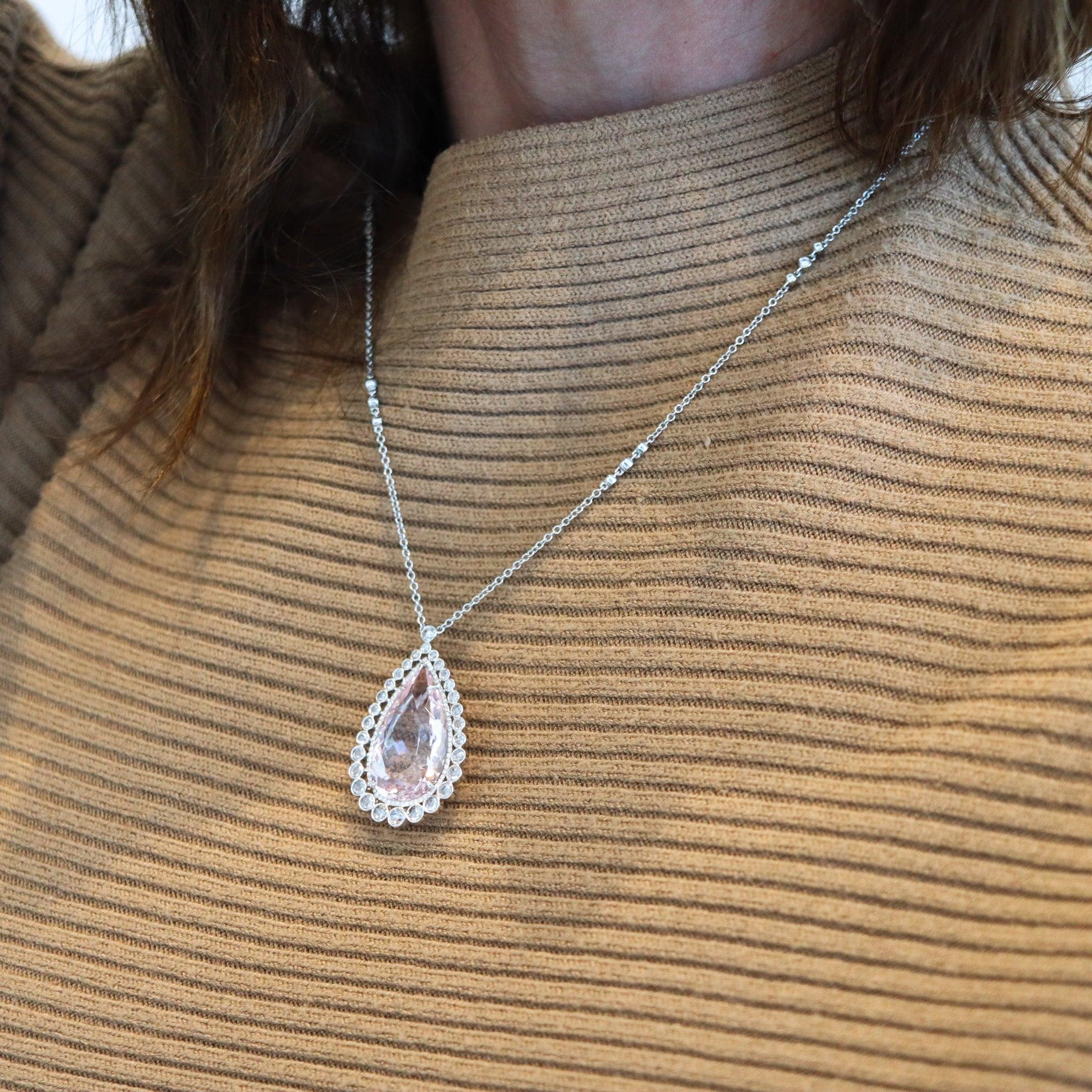 Un collar art-deco con una kunzita diseñado por Tiffany & Co.

Se trata de un extraordinario collar colgante fabricado en Nueva York por la casa de joyería estadounidense Tiffany & Co. El collar forma parte de la colección Tiffany Archives Signature