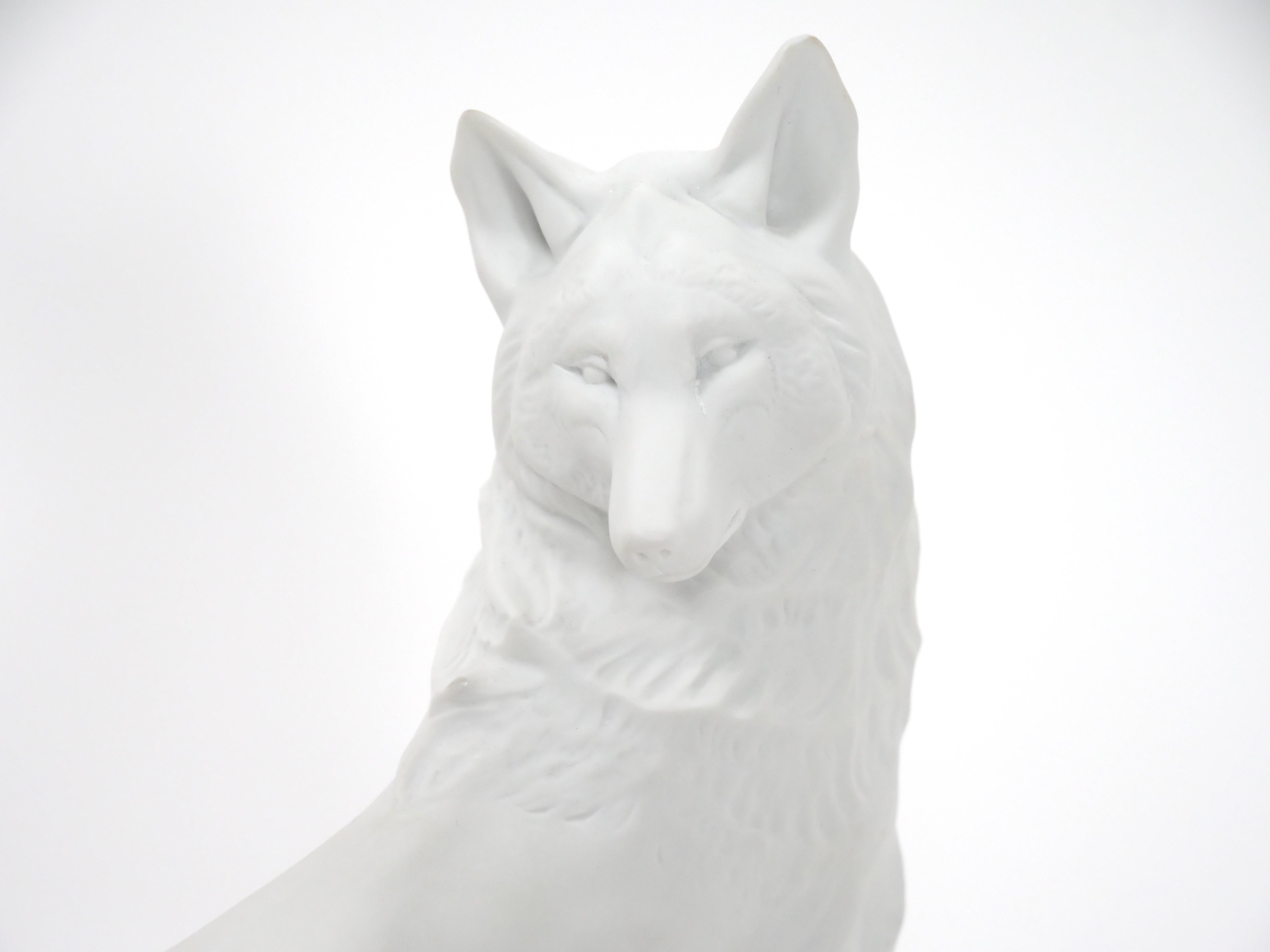 German Tiffany & Co Decorative Porcelain Wolf Sculpture Early 20th Century  For Sale