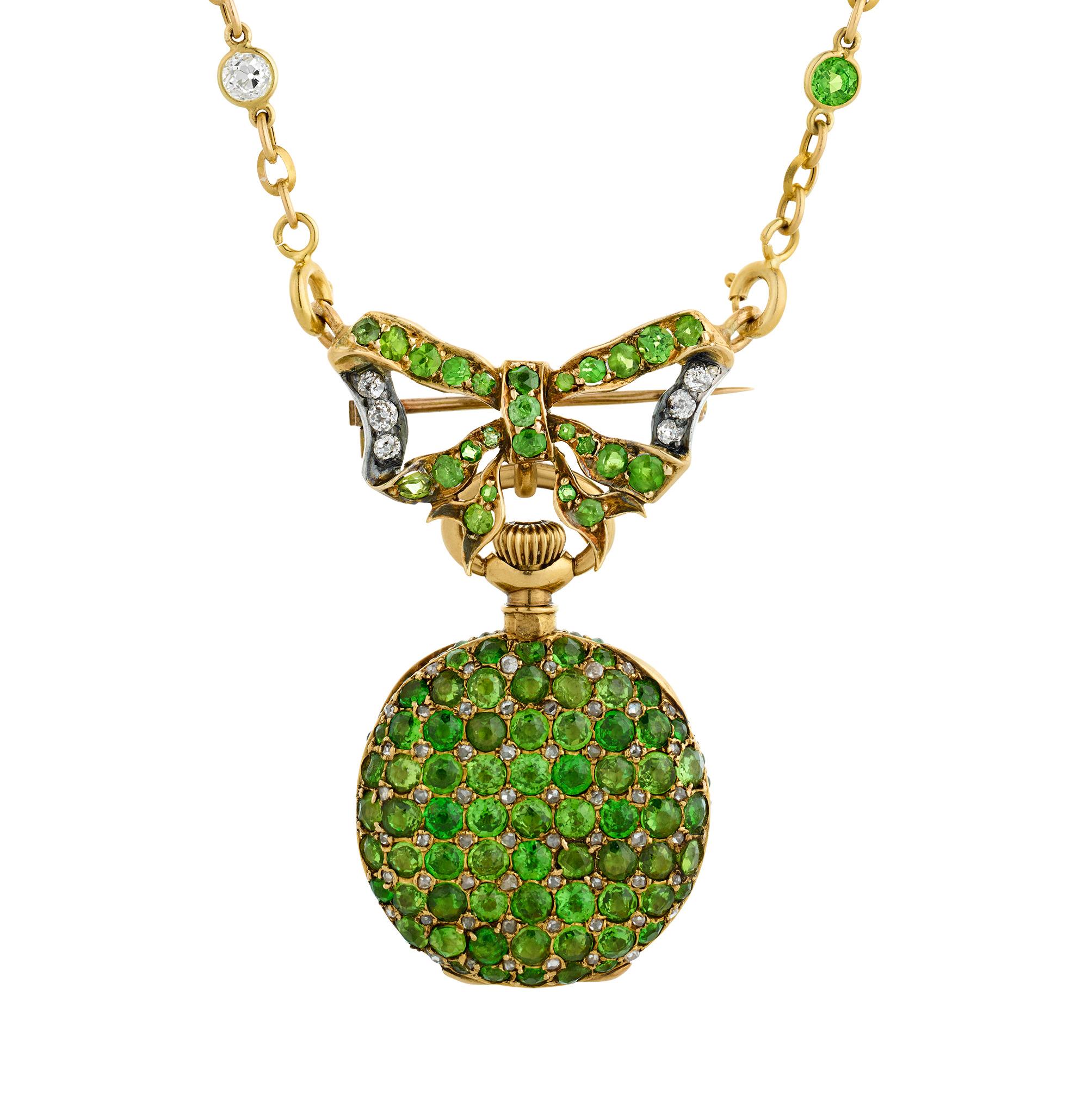 Questo raffinato ciondolo per orologio di Tiffany & Co. incarna il lusso dei gioielli di fine secolo di questo rinomato produttore. Il caratteristico design a fiocco, realizzato nel 1890 circa, e l'orologio meticolosamente assemblato, del 1900