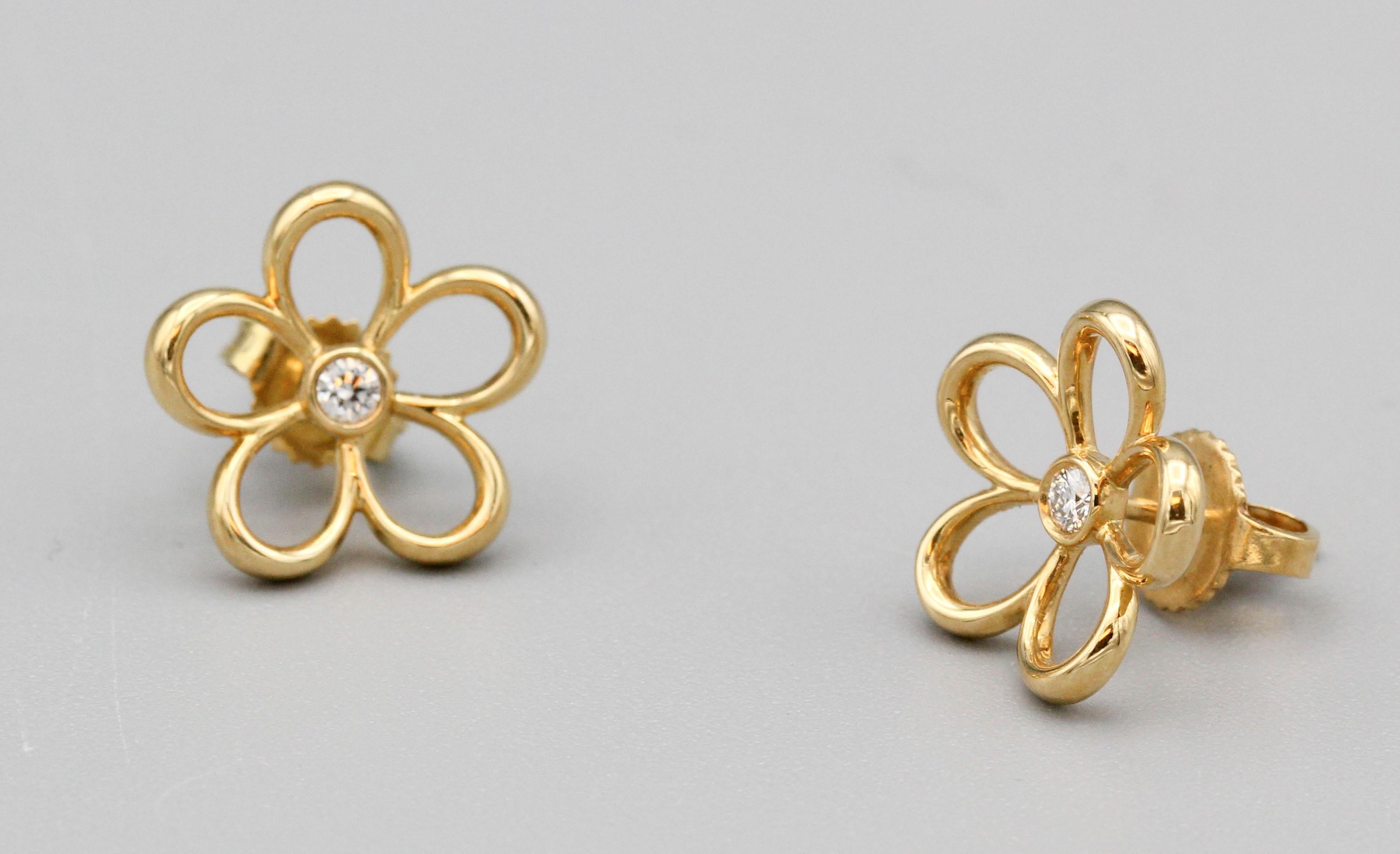 Edle Ohrringe aus Diamanten und 18-karätigem Gelbgold von Tiffany & Co. Sie zeichnen sich durch hochkarätige runde Diamanten im Brillantschliff in der Mitte eines offenen Blumendesigns aus. 

Markenzeichen: T & Co.:: Au 750.
