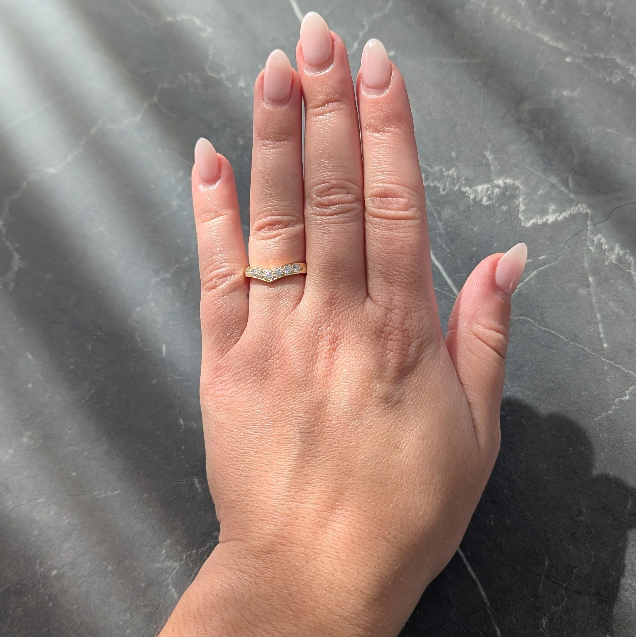 Conçu comme un bracelet en or jaune avec des formes de chevrons en miroir en haut et en bas.
Serti sur le devant de diamants ronds de taille brillant.
D'un poids total d'environ 0,35 carat
Couleur G et clarté VS2
Estampillé pour l'or 18