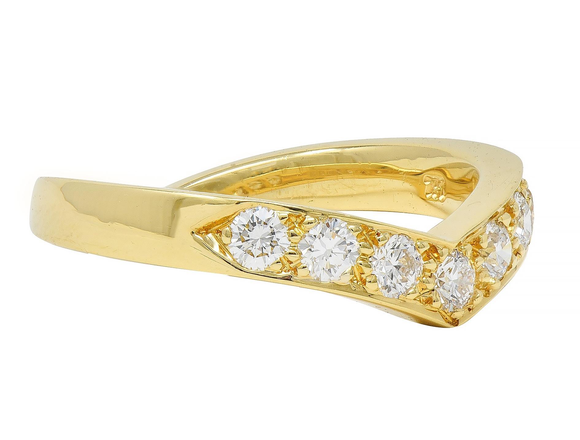 Contemporain Tiffany & Co. Bague en or jaune 18 carats avec diamant et chevron en forme de V en vente