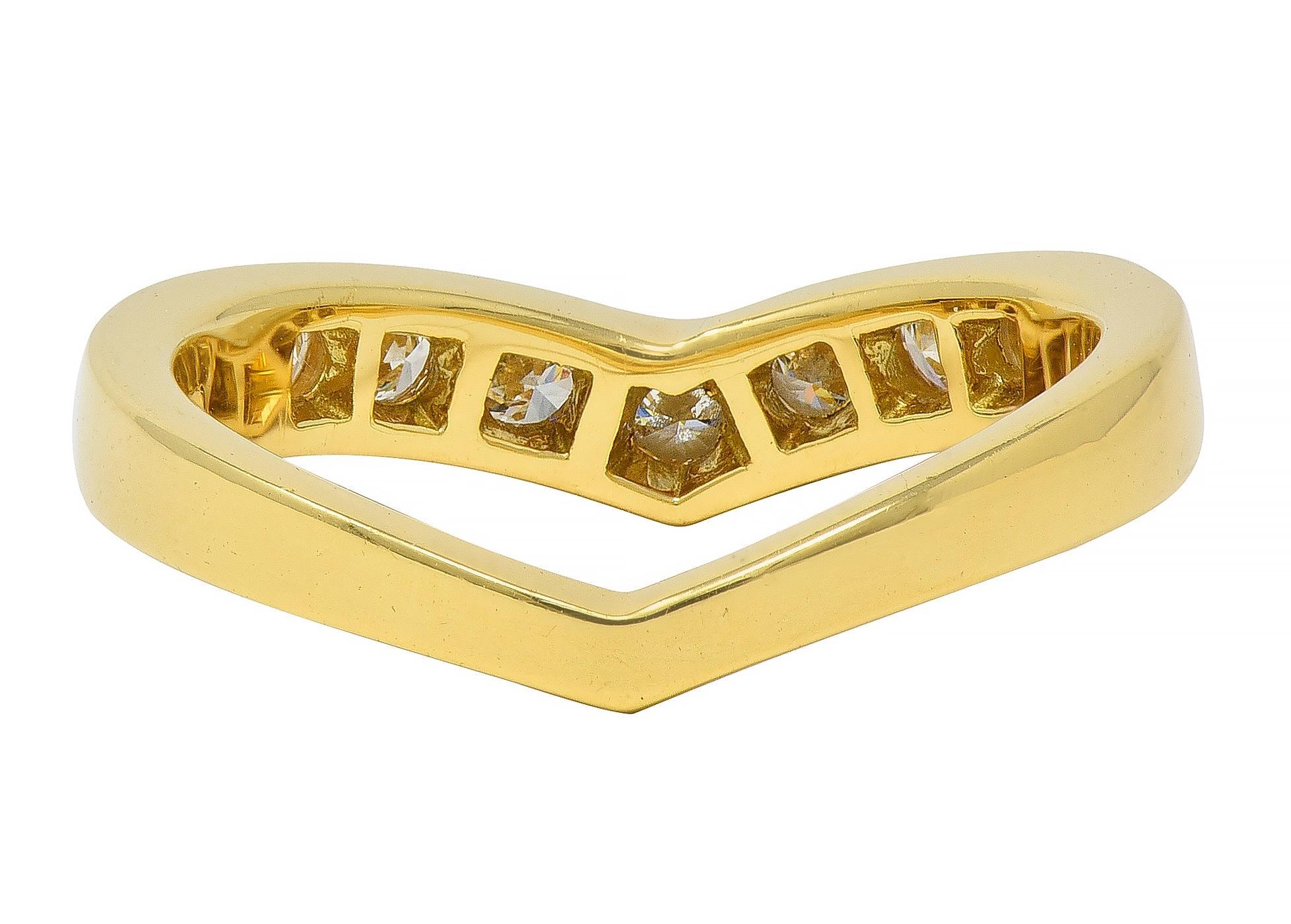 Taille brillant Tiffany & Co. Bague en or jaune 18 carats avec diamant et chevron en forme de V en vente