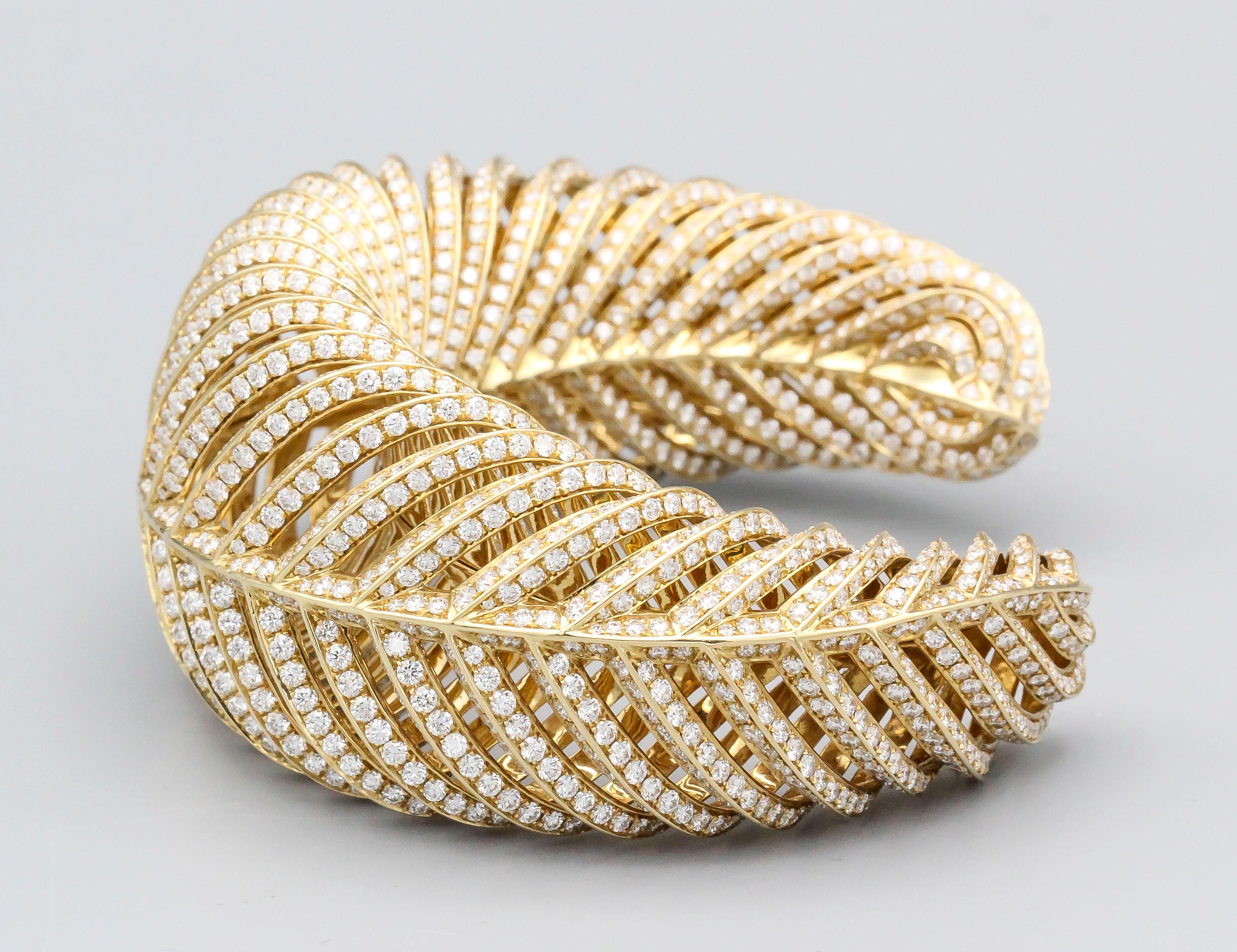 Taille brillant Tiffany & Co. Bracelet manchette en or 18 carats en forme de plume de diamant en vente