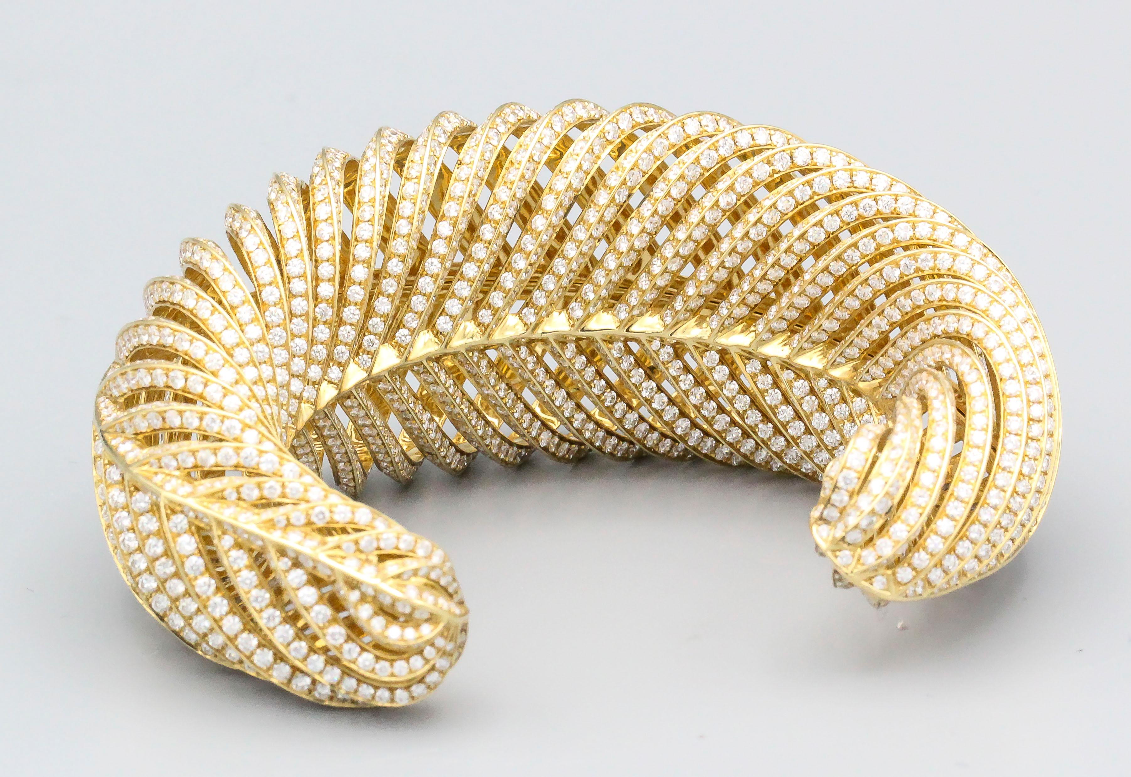 Tiffany & Co. Bracelet manchette en or 18 carats en forme de plume de diamant Excellent état - En vente à New York, NY