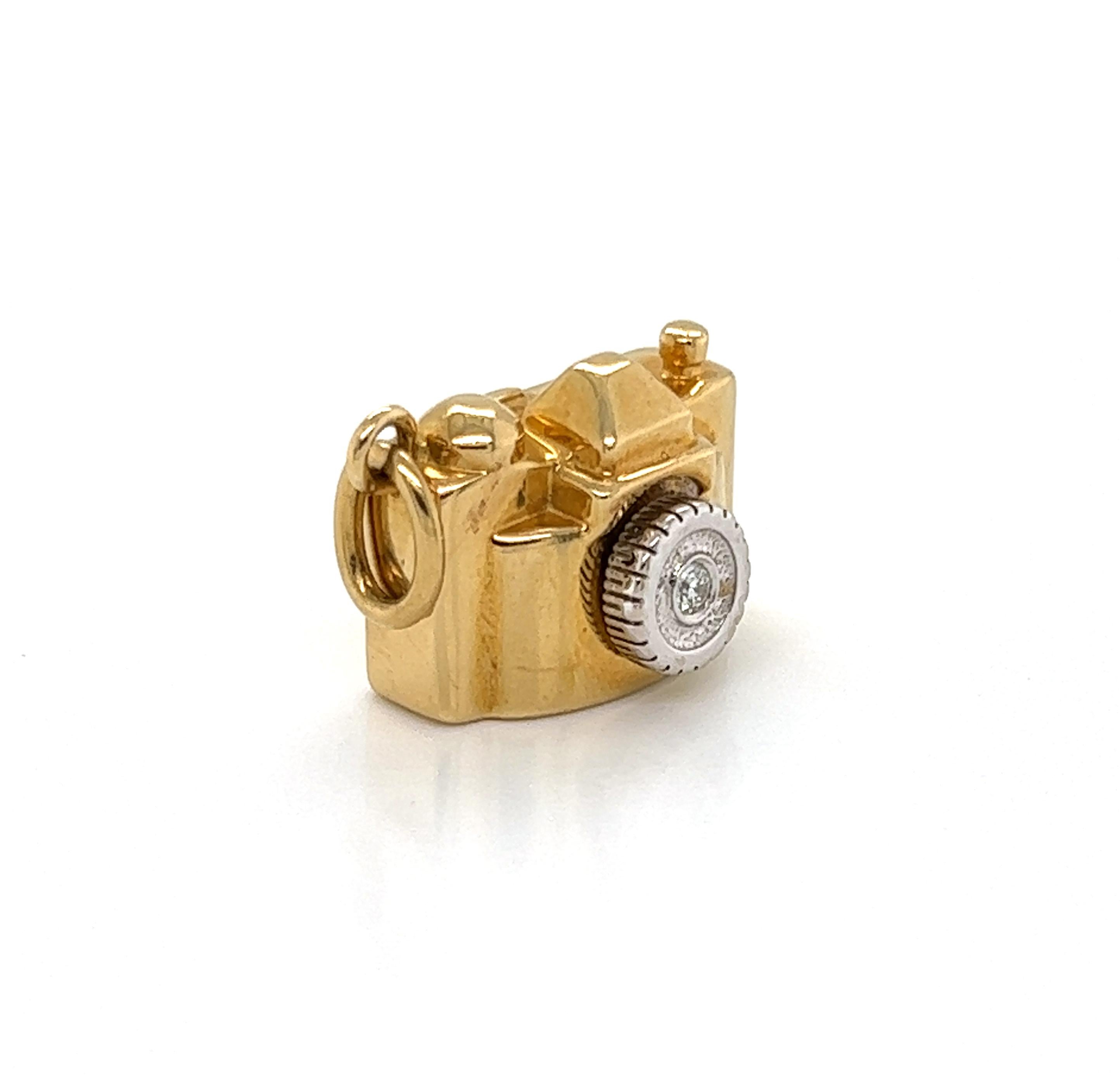 Dieser authentische, seltene Charme oder Anhänger ist von Tiffany & Co. Sie ist aus 18 Karat Gelb- und Weißgold gefertigt und verfügt über eine Kamera im klassischen Stil aus massivem Gelbgold und ein Objektiv aus Weißgold mit einem Diamanten. Der