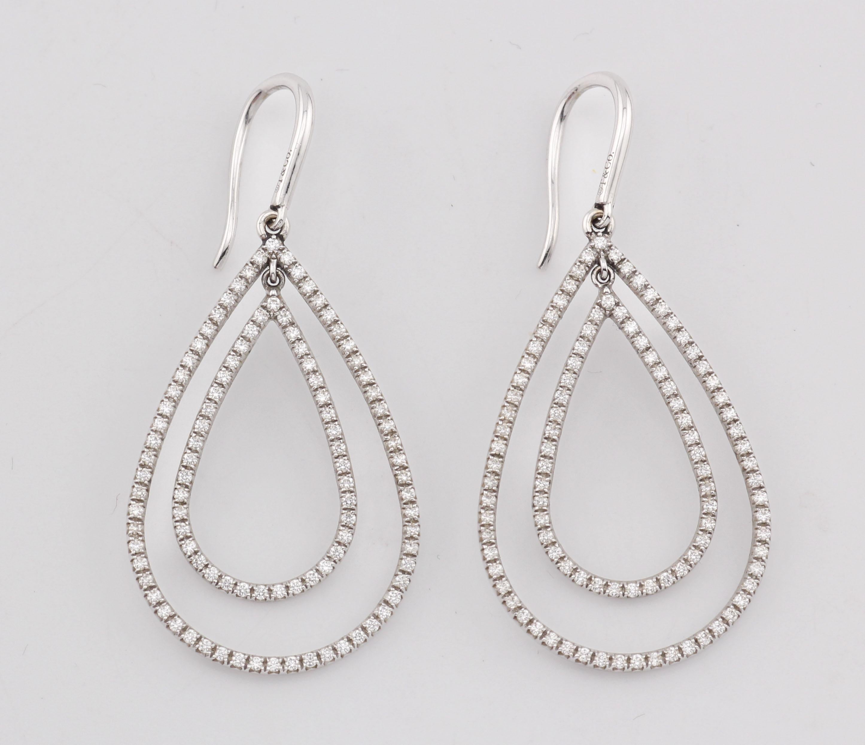 Taille ronde Tiffany & Co. Boucles d'oreilles double goutte en or blanc 18K avec diamants en vente