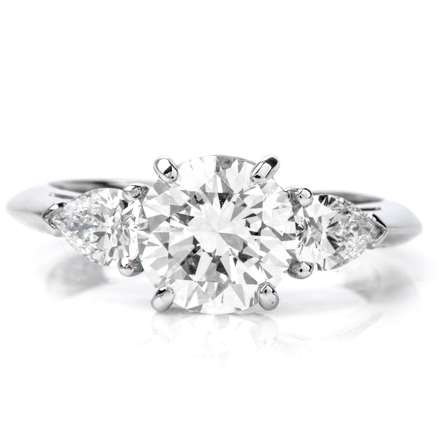 Die diamantenen Verlobungsringe von Tiffany & Co. sind ein dauerhaftes Symbol für Liebe und Hingabe, und dieser Tiffany-Ring mit drei Steinen ist keine Ausnahme. Dieser Ring kann Vergangenheit, Gegenwart und Funktion repräsentieren.

Mit seiner