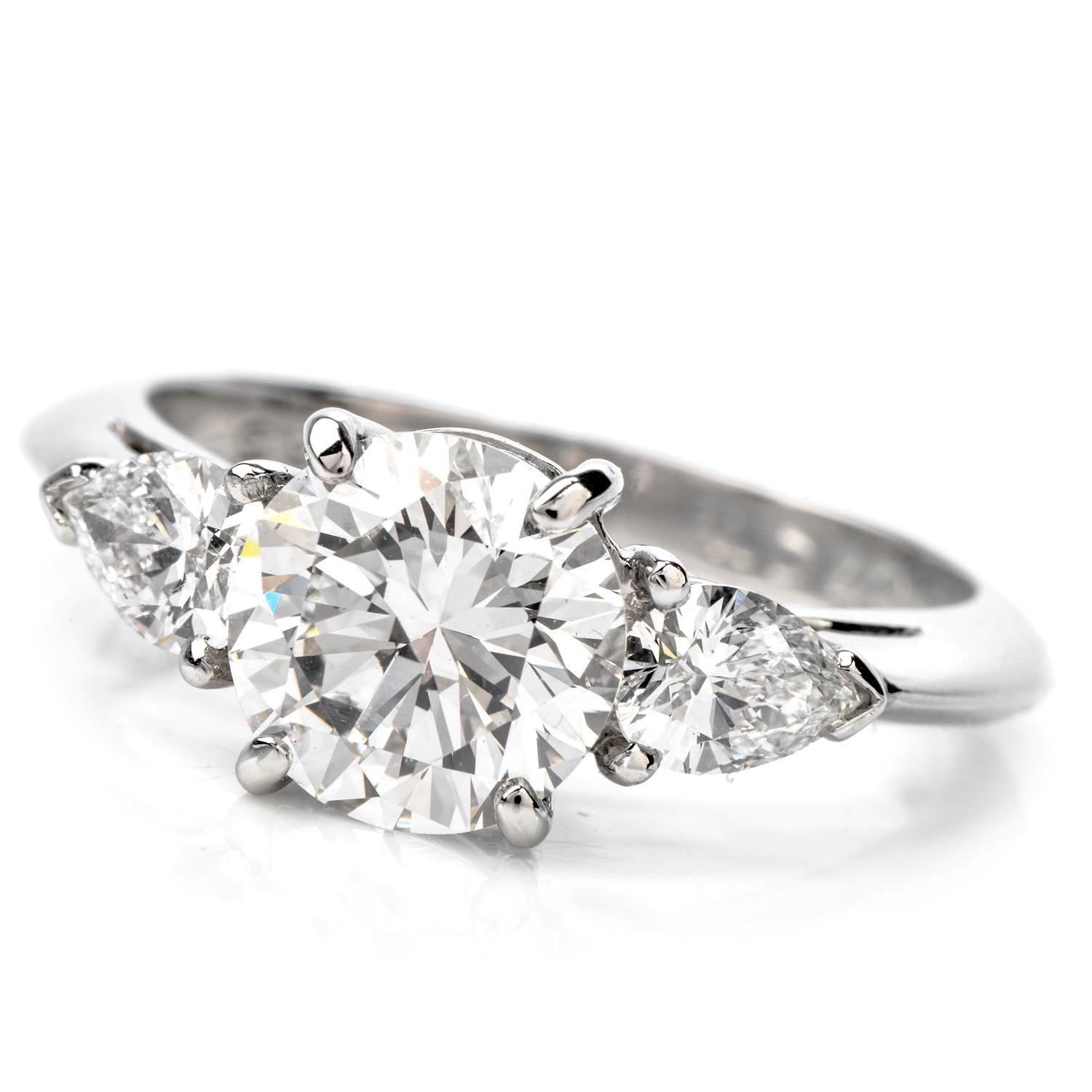 Tiffany & Co. Diamant 2,07 Karat F VS 1Platin Verlobungsring mit drei Steinen im Zustand „Hervorragend“ in Miami, FL