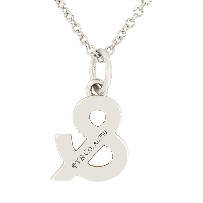 Questa bellissima Tiffany & Co. Il pendente Ampersand è impreziosito da un totale di ventiquattro diamanti a taglio rotondo. Ogni diamante è stato incastonato a grani nella forma a ampolla di platino. Sul retro del ciondolo e sulla chiusura si