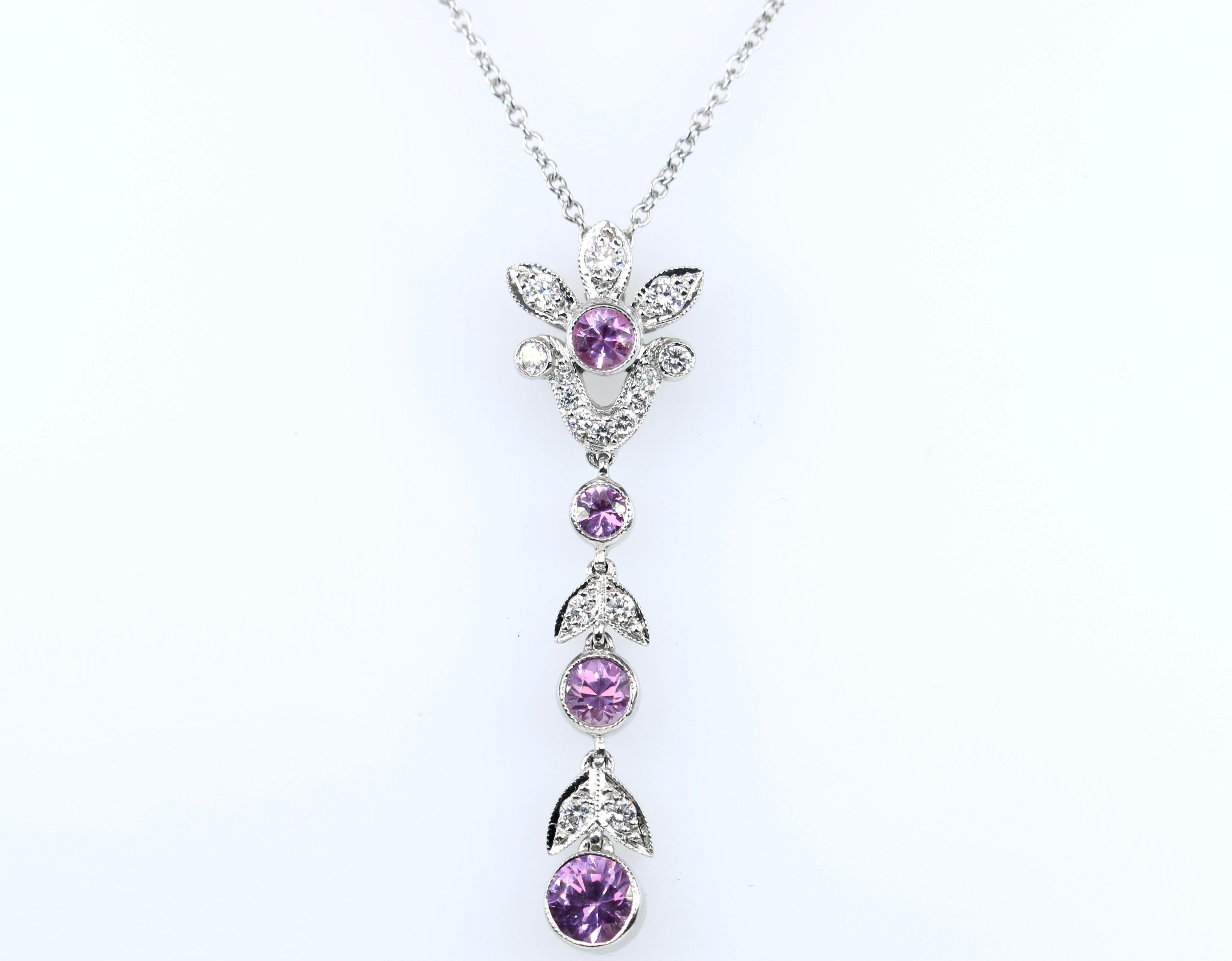 Tiffany & Co. Halskette mit Diamant- und rosa Saphir-Platin-Anhänger (Rundschliff) im Angebot