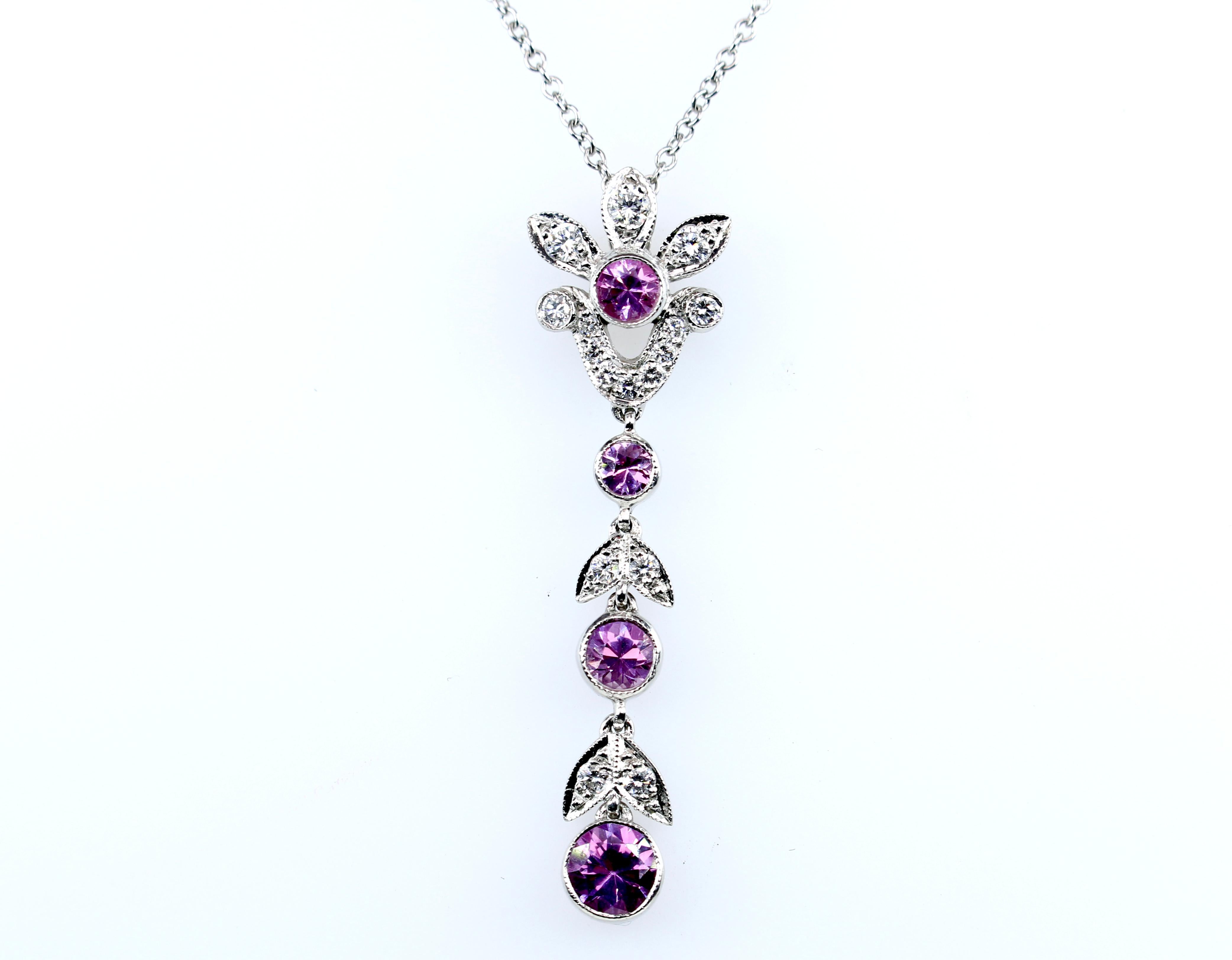 Tiffany & Co. Halskette mit Diamant- und rosa Saphir-Platin-Anhänger im Zustand „Relativ gut“ im Angebot in Dallas, TX