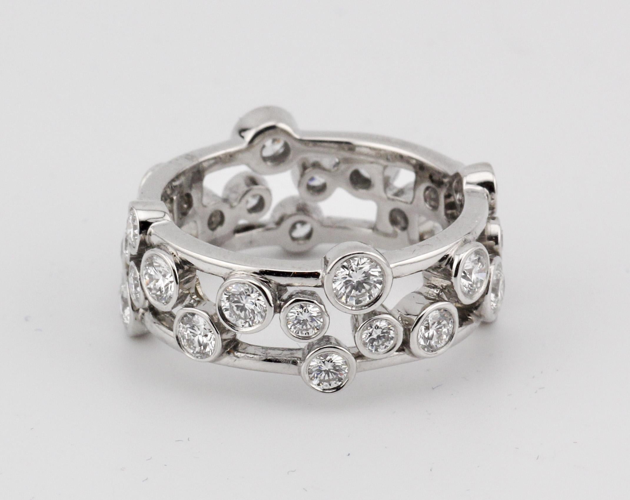 Mit dem Konzept der zeitlosen Eleganz erreicht die Tiffany & Co. Der Bubbles Ring aus Diamant und Platin ist ein schillerndes Zeugnis von Raffinesse und Raffinement. Mit Präzision und Finesse gefertigt, verkörpert dieses exquisite Schmuckstück das