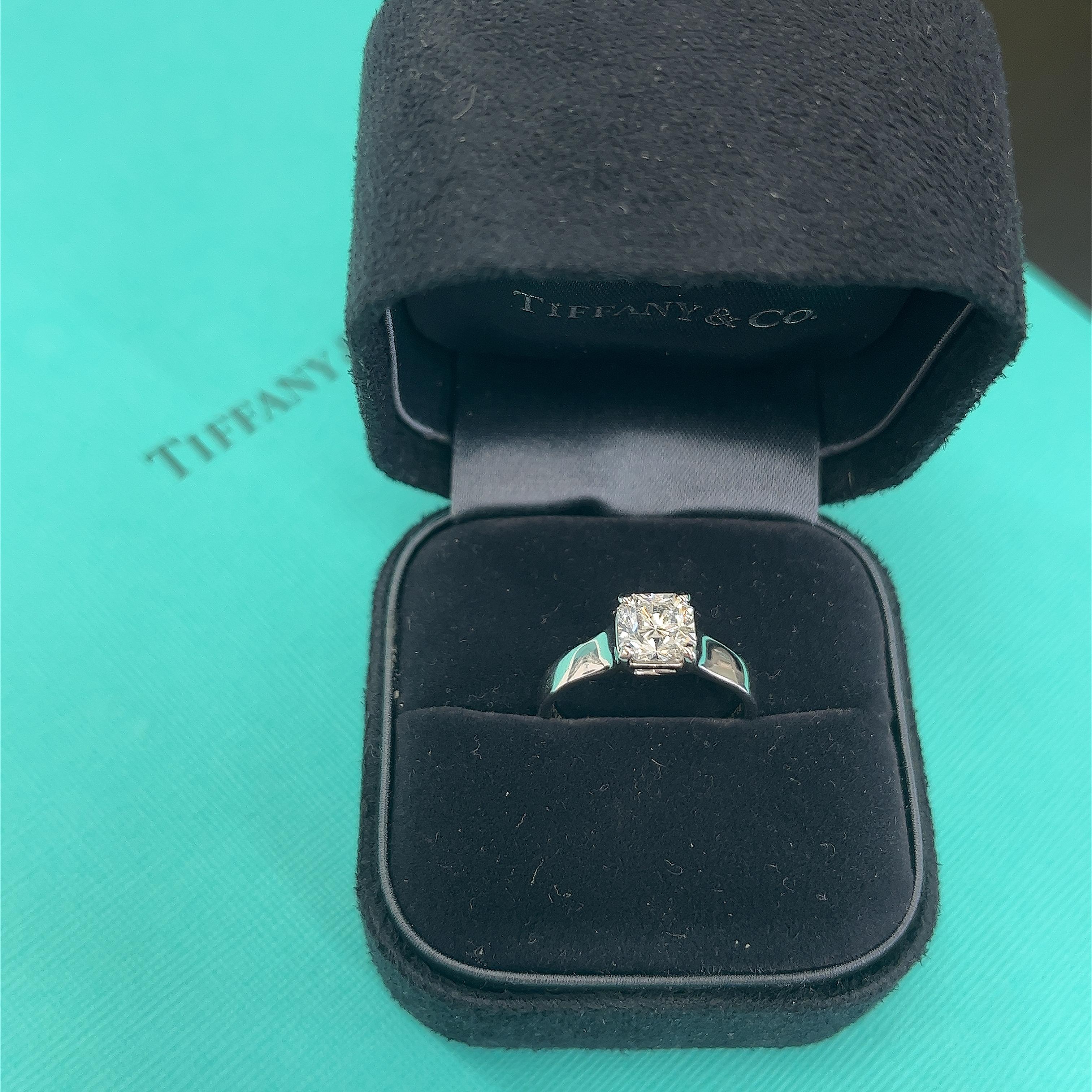Women's Tiffany & Co. Diamond and Platinum classic solitaire Engagement Ring 1.14ctE/VS1 For Sale