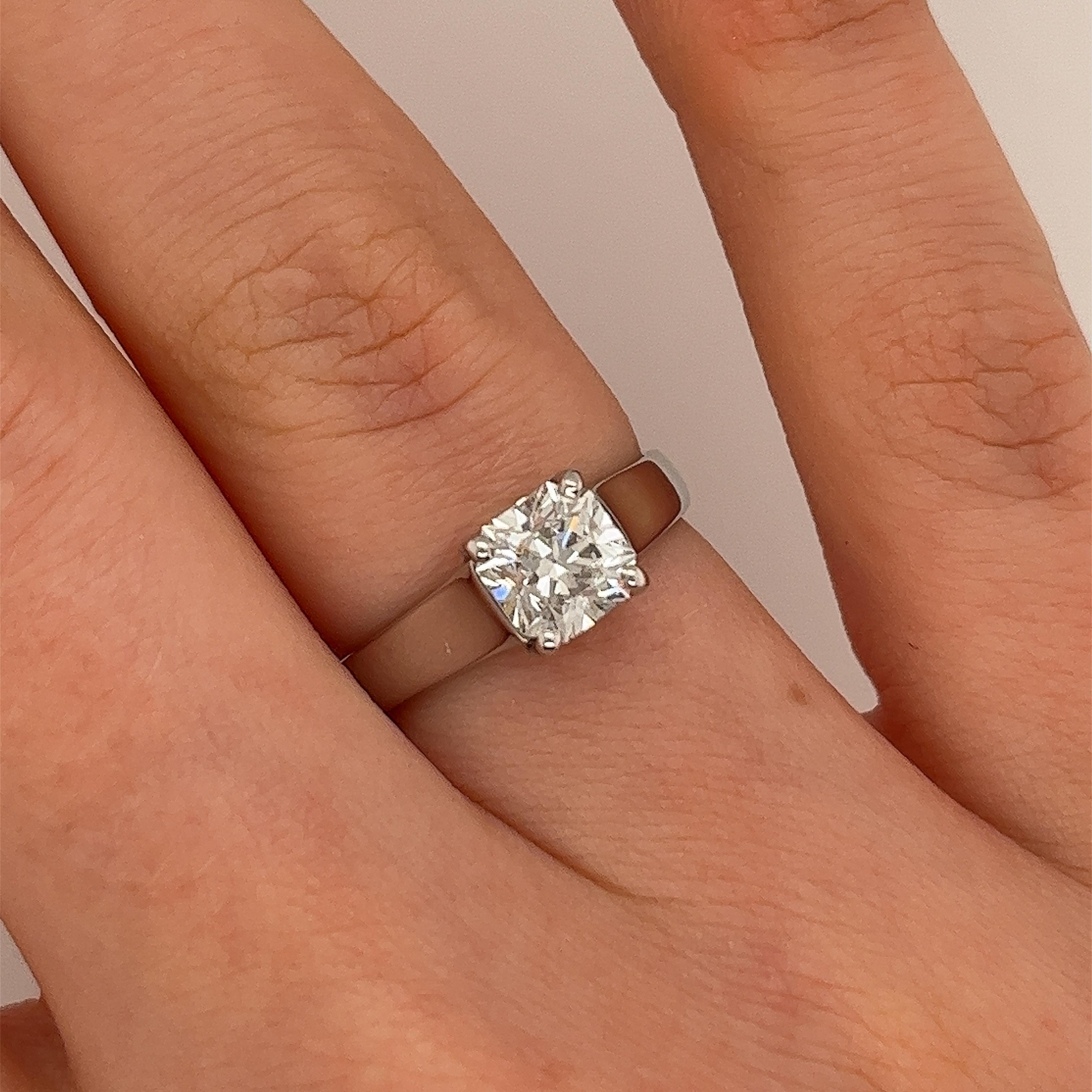Tiffany & Co. Diamond and Platinum classic solitaire Engagement Ring 1.14ctE/VS1 For Sale 2