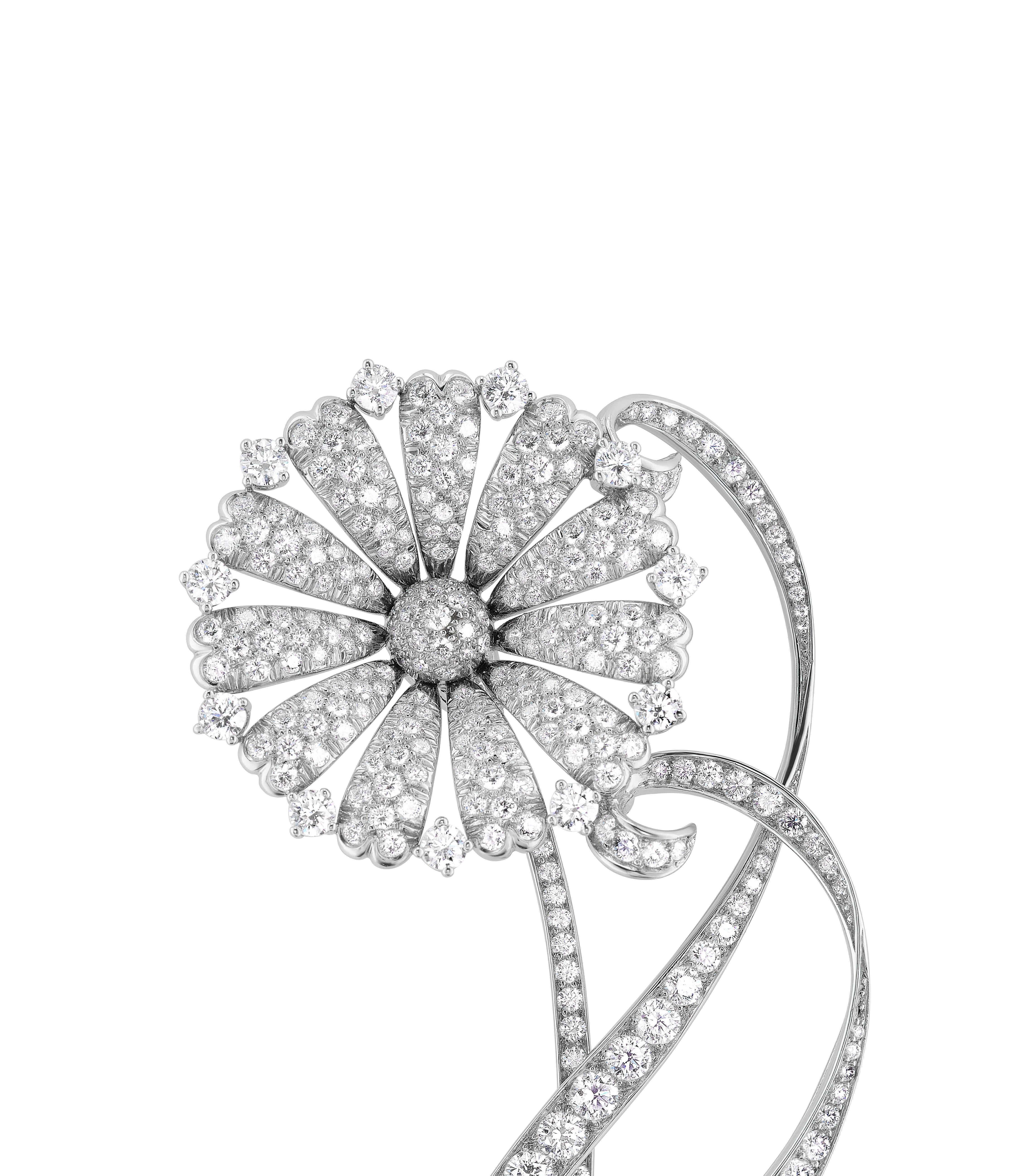 Cette exquise pièce de Tiffany & Co. La broche Archival Daisy contient des diamants ronds et brillants pesant approximativement 6,38 carats au total, sertis dans du platine. Au-delà de sa taille impressionnante, il existe une fluidité et une