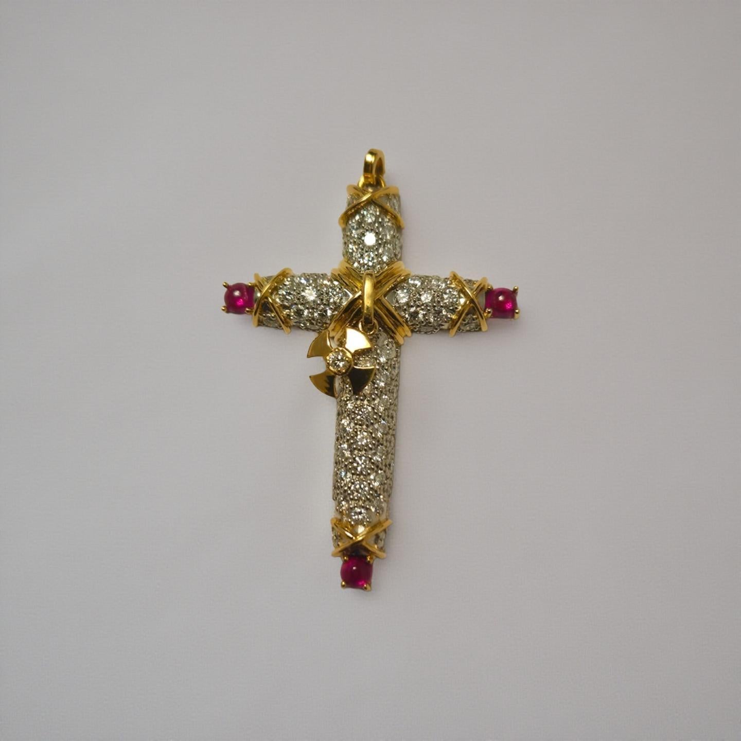 Tiffany & Co Diamant-Rubin-Kreuz-Anhänger von Jean Schlumberger 
 Ein kreuzförmiger Anhänger mit Diamanten und Rubinen, Jean Schlumberger, Tiffany & Co,
Diamantenpavé, an dem ein sechszackiger Stern hängt, in dessen Mitte sich ein kreisförmiger