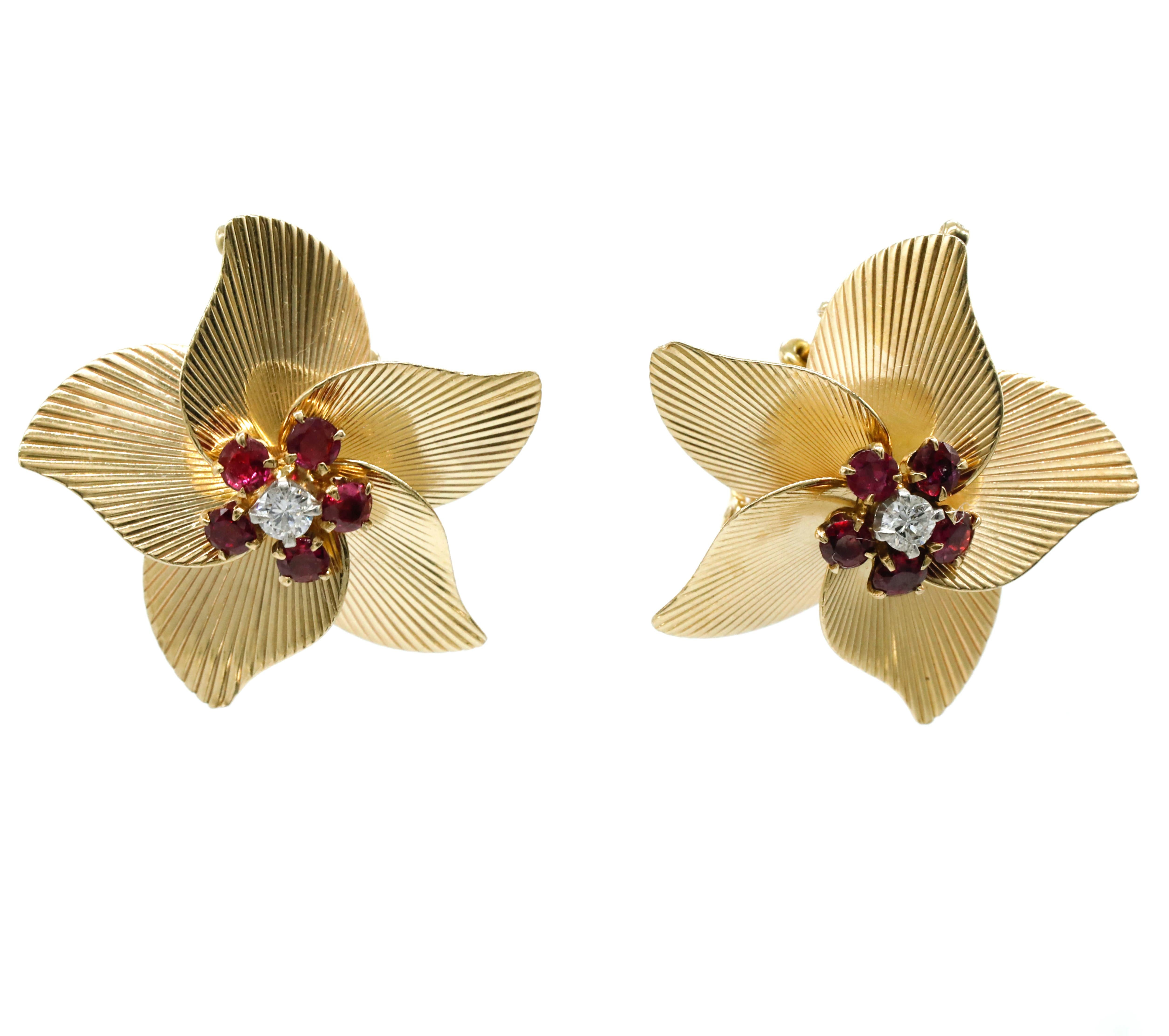 Tiffany & Co Diamant- und Rubinohrring 14 Karat Gelbgold Blumenohrstecker

Blumenohrringe mit burmesischen Rubinen und Diamanten signiert Tiffany and Co.
Diese atemberaubenden Ohrringe aus der exklusiven Collection'S von Tiffany & Co. Diese Ohrringe