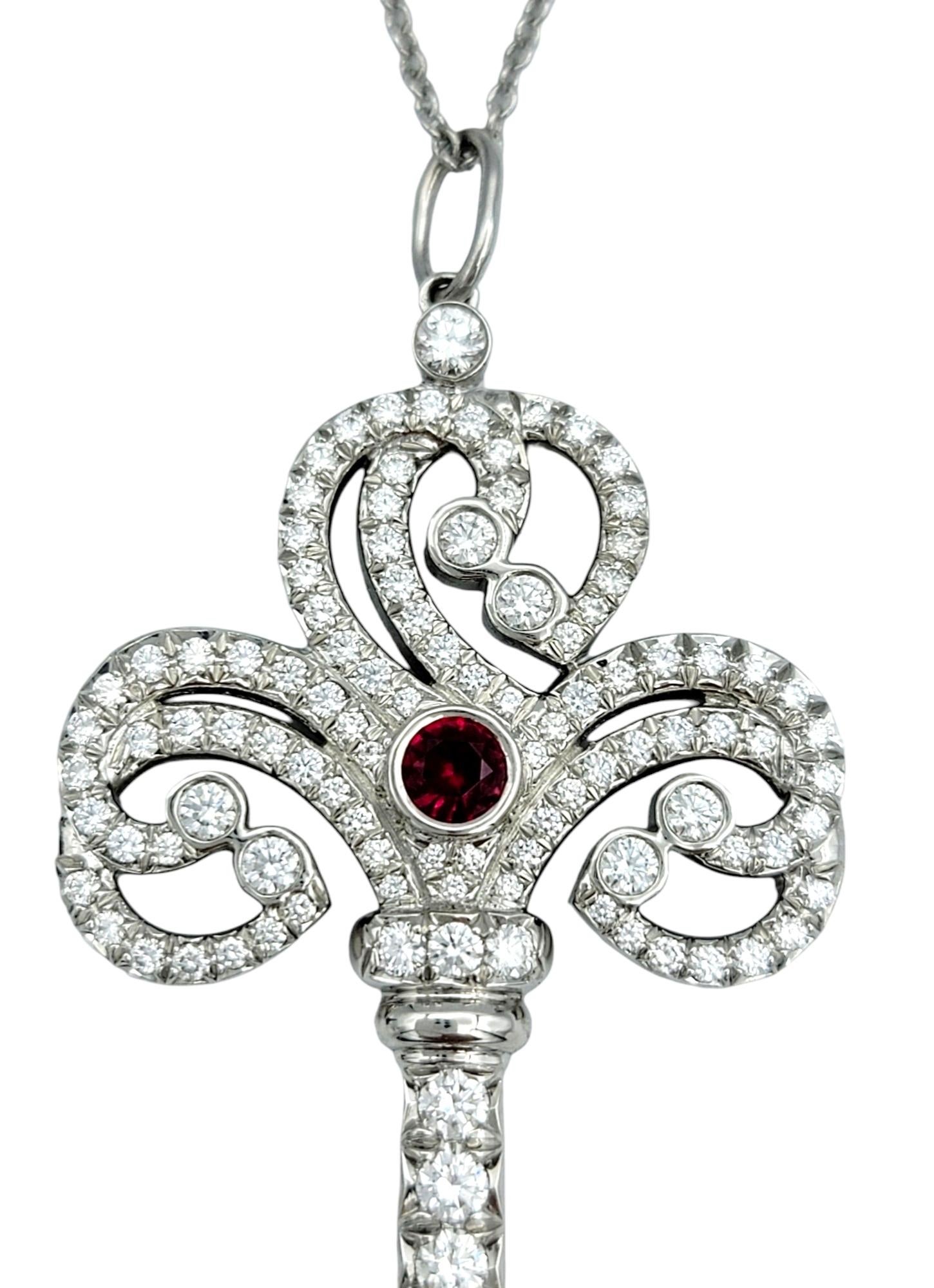Questo splendido ciondolo a forma di chiave con diamanti e rubini di Tiffany & Co. è un'elegante opera d'arte. Realizzato in platino lucido, il ciondolo a forma di chiave emana un senso di lusso. Al centro della chiave c'è uno splendido rubino