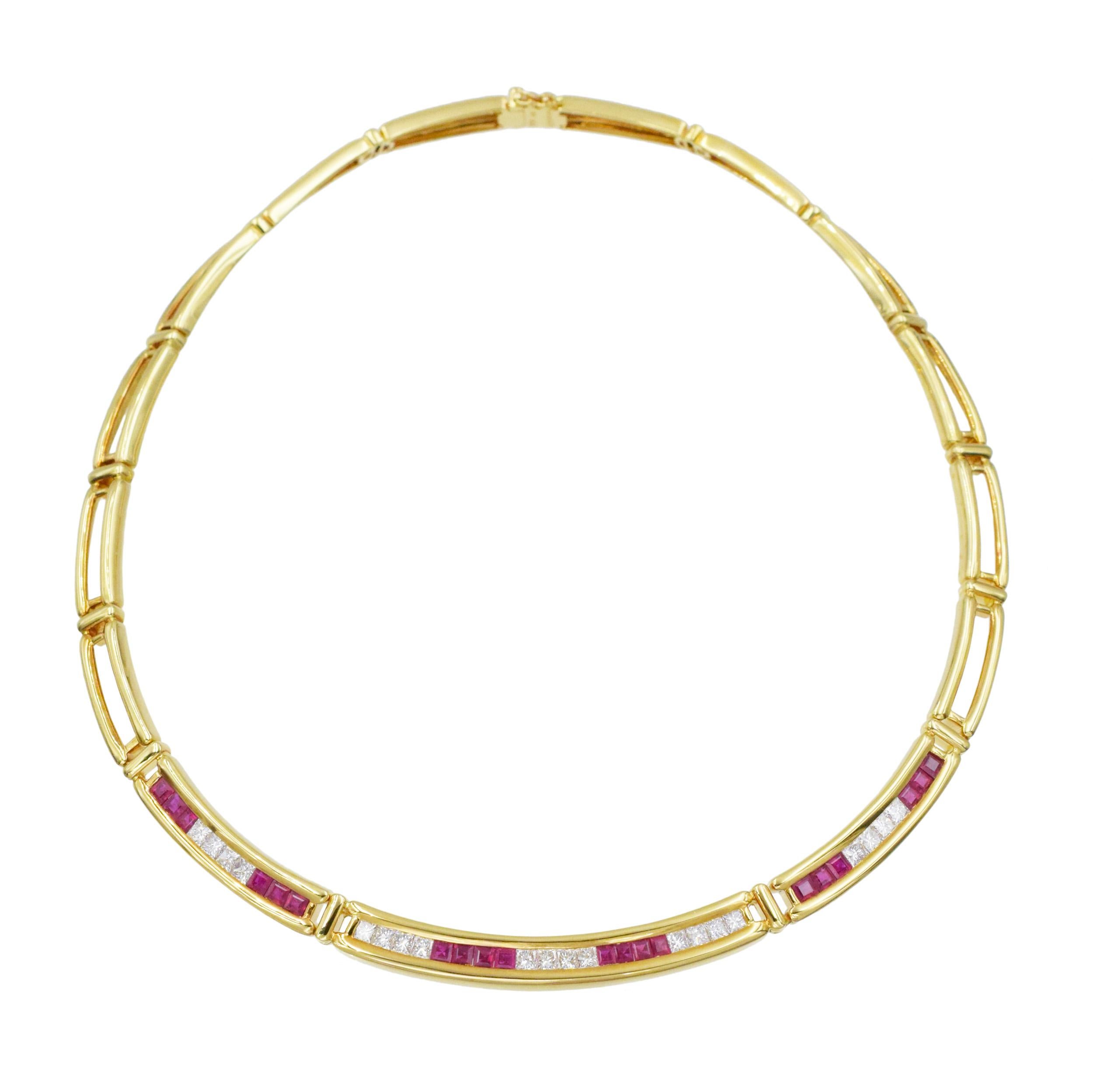 Collier ras-de-cou en diamants et rubis de Tiffany&Co. en or jaune 18 carats. Le collier est composé de 12
liens rectangulaires ouverts et 3 liens sertis de diamants et de rubis. Il y a 20 rubis de taille carrée d'un poids total d'environ 3,00ct, et