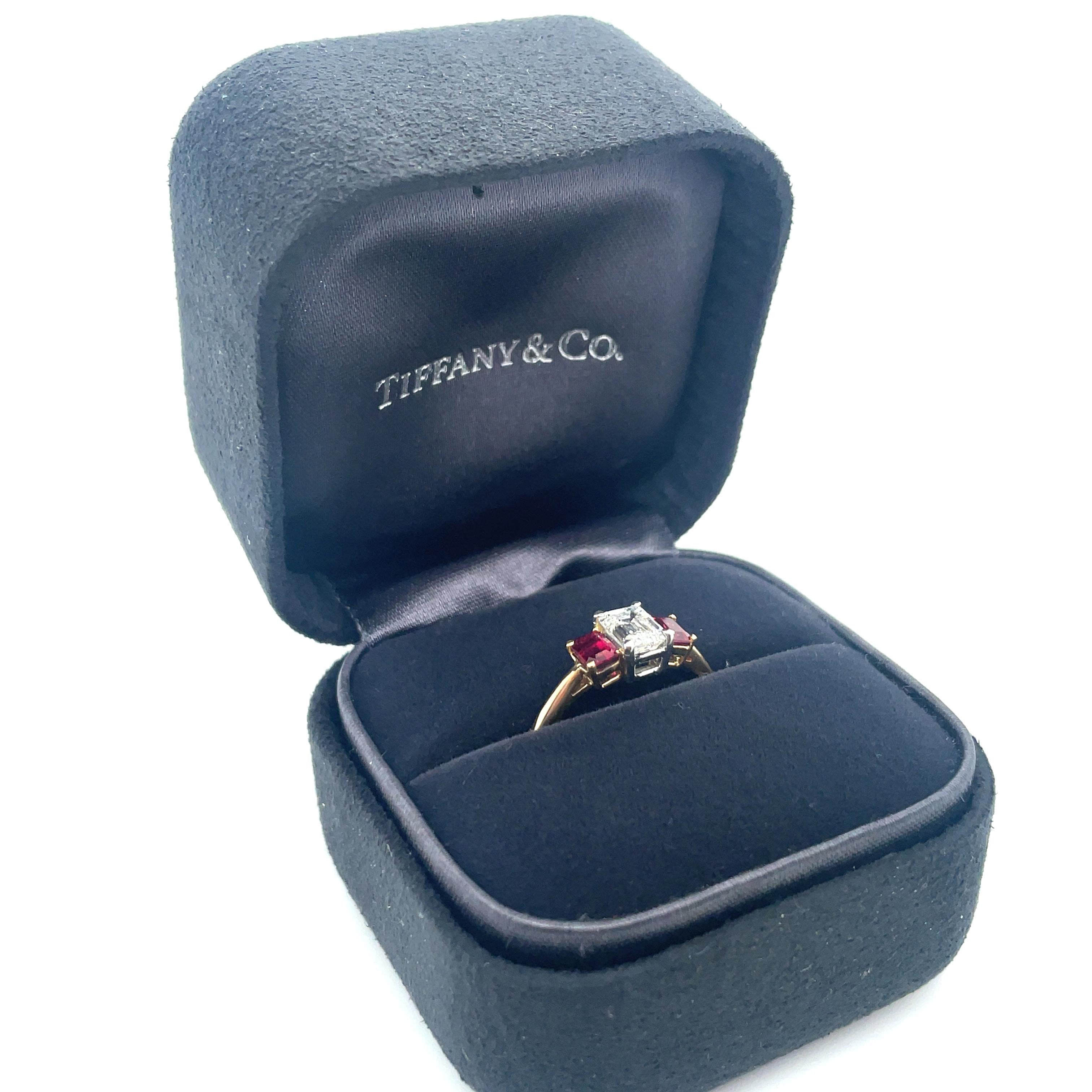 Este precioso anillo de Tiffany & Co. contiene un diamante talla esmeralda de 0,65 quilates flanqueado por dos rubíes talla esmeralda. Montado en oro amarillo de 18 quilates y platino, este anillo es elegante y clásico.

Sello: TIFFANY & CO. T&CO